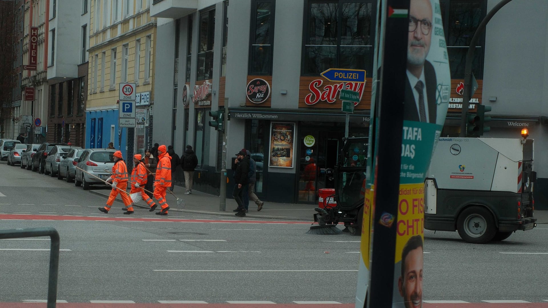 Aufräumarbeiten auf Hochtouren: Vielerorts trifft man in St. Georg die Stadtreinigung an.