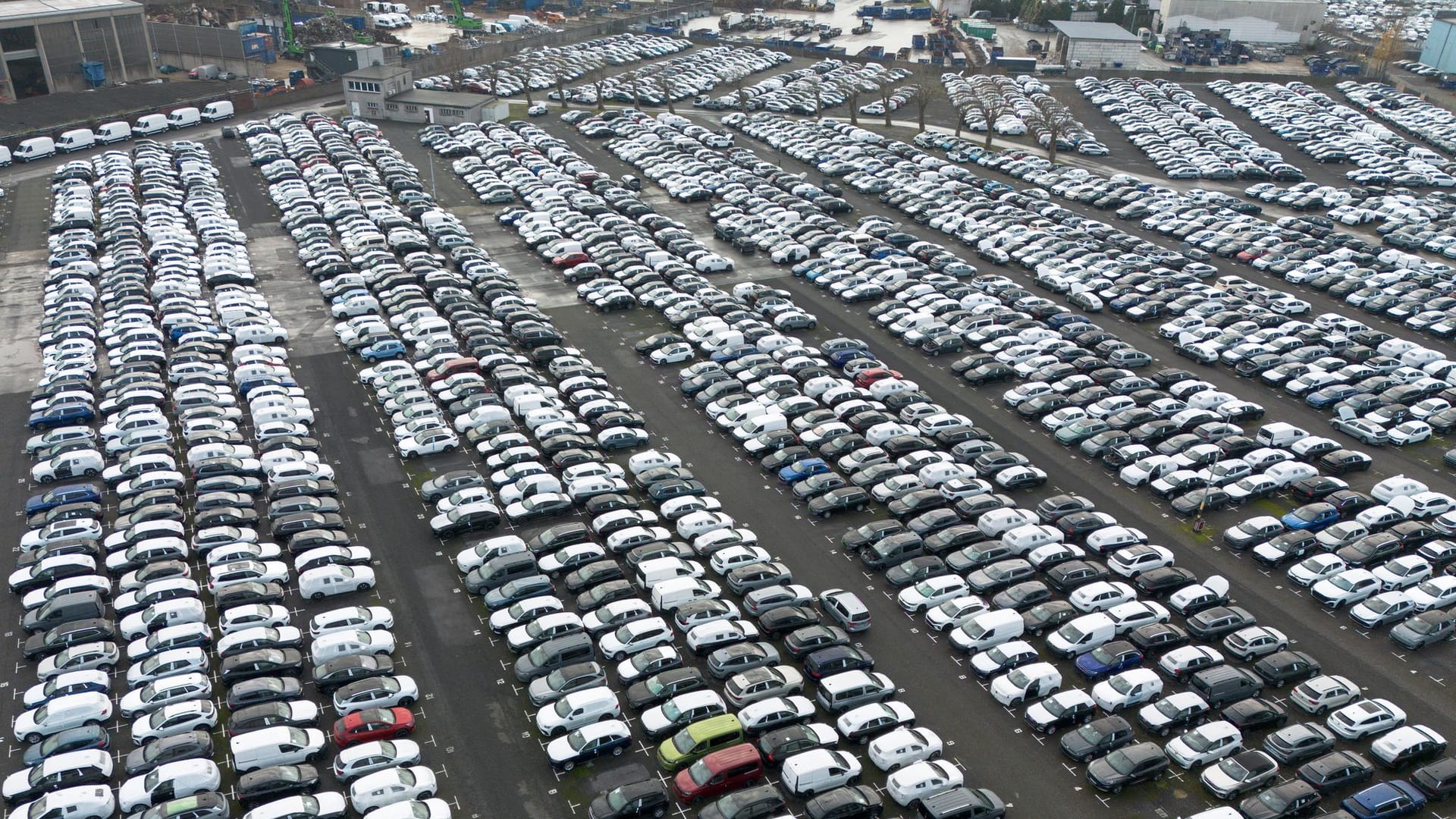 Autos stehen in einem Logistikzentrum in Essen. Die neuen US-Zölle können auch deutsche Autohersteller betreffen.