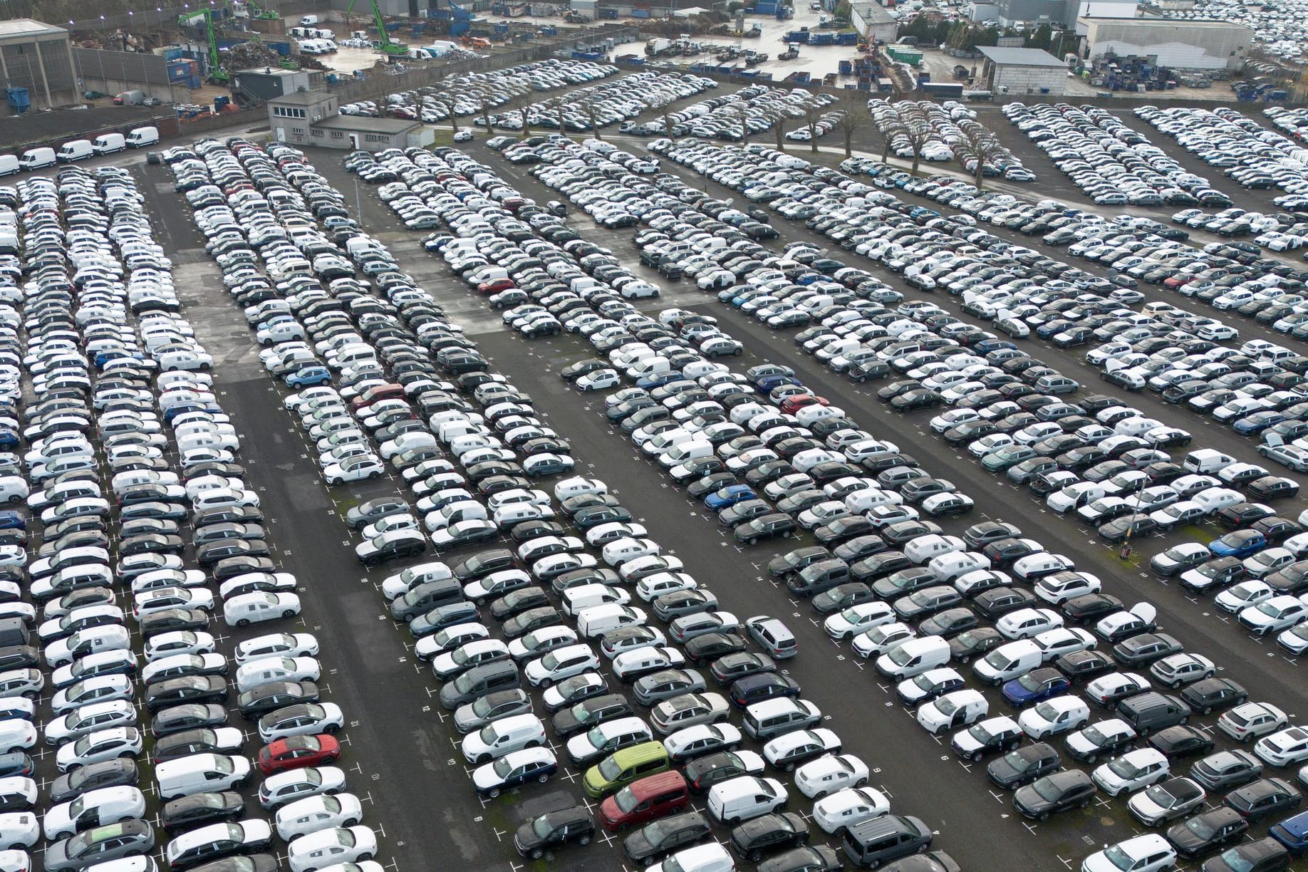 Autos stehen in einem Logistikzentrum in Essen. Die neuen US-Zölle können auch deutsche Autohersteller betreffen.