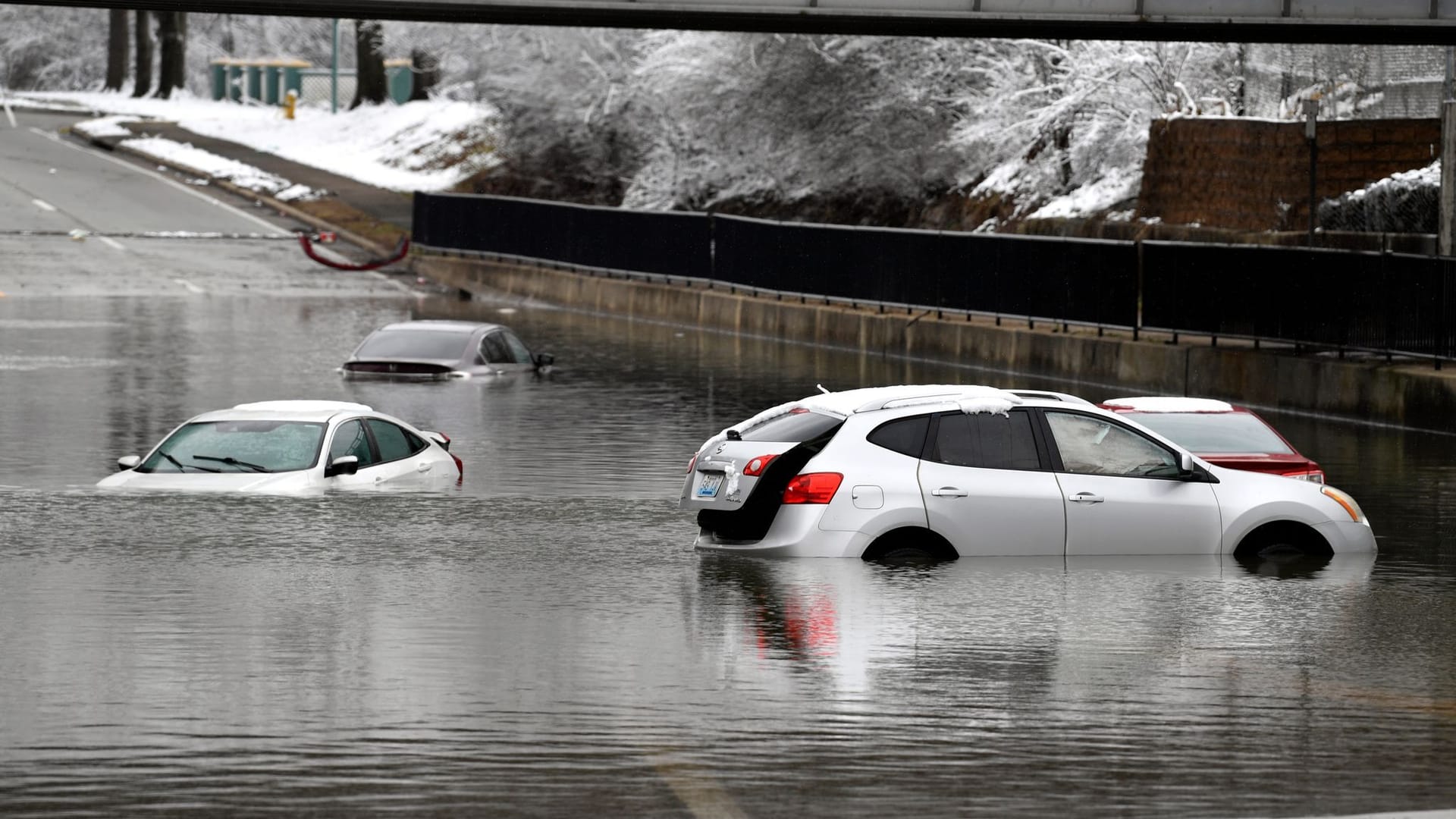 Autos stehen im Hochwasser an einer Eisenbahnunterführung in Louisville.