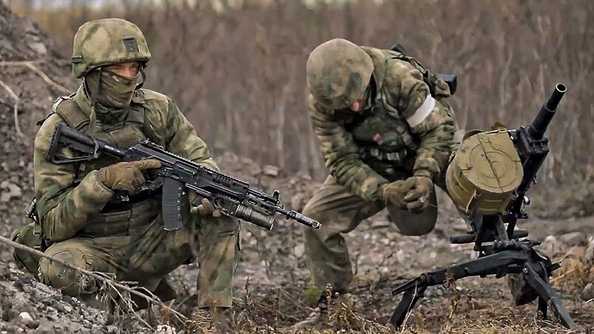 Russische Soldaten in einer Stellung an der Front in der Ukraine.