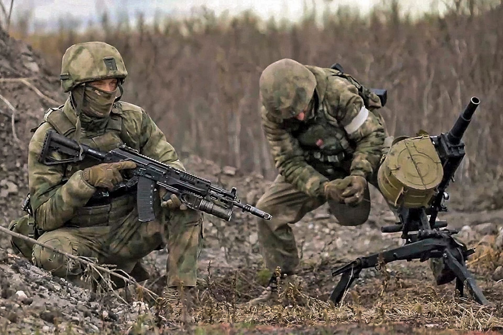 Russische Soldaten in einer Stellung an der Front in der Ukraine.