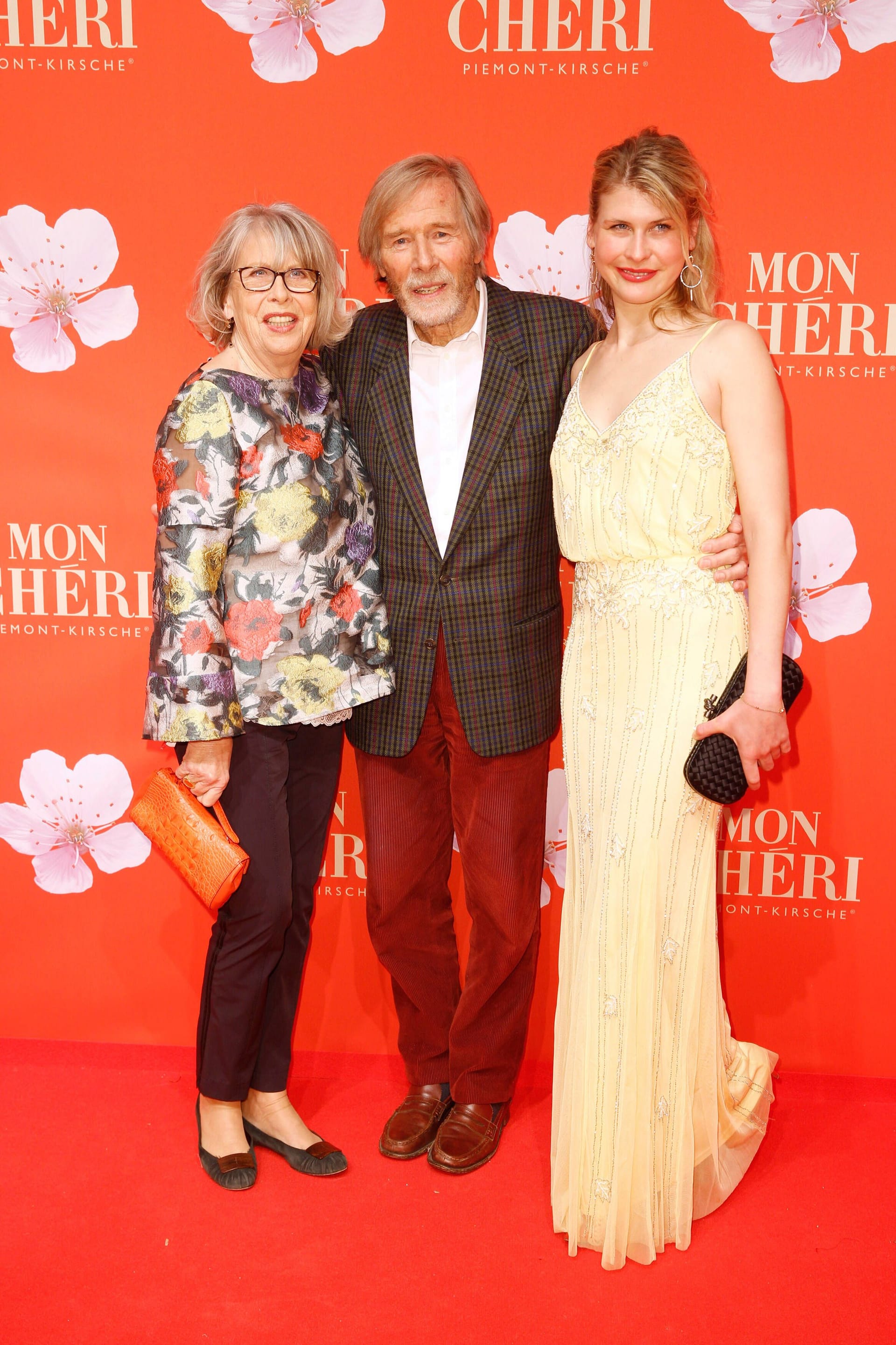 Horst Janson mit Ehefrau Hella und Tochter Laura beim Mon Cheri Barbara Tag in München im Jahr 2019.