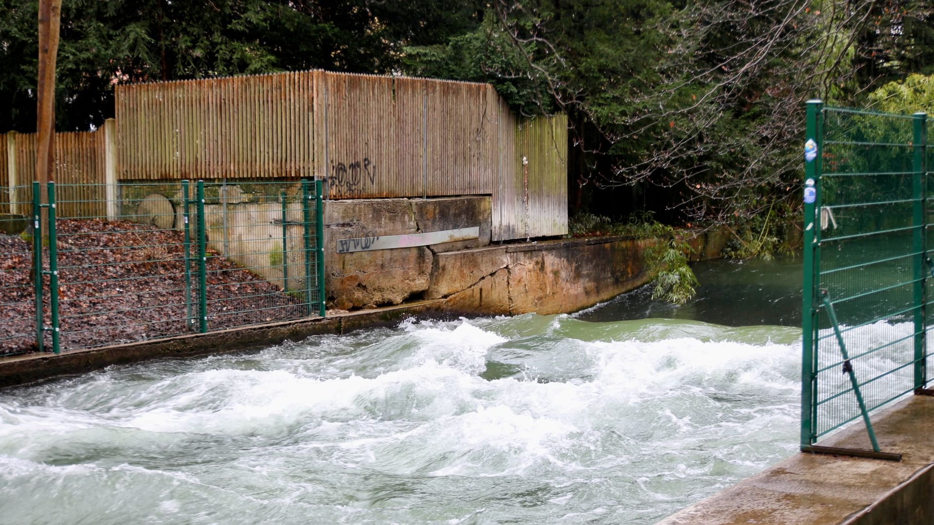 Um diese Stelle geht es: Hinten der Zaun der Eigentümer des angrenzenden Hauses. Dieser wurde nach vorn versetzt, sodass Surfer nicht mehr von der Mauer aufs Wasser kommen können.