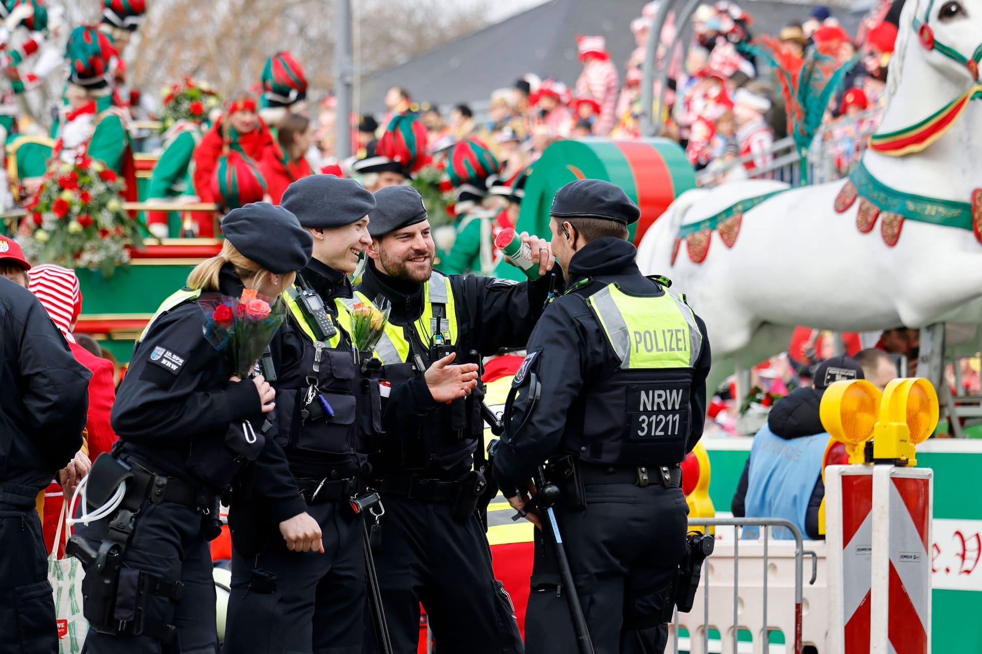 Polizisten auf dem Rosenmontagszug 2023 (Archivbild): Die Polizei fordert die Karnevalisten auf, keine Waffenattrappen zu ihren Kostümen mitzubringen.