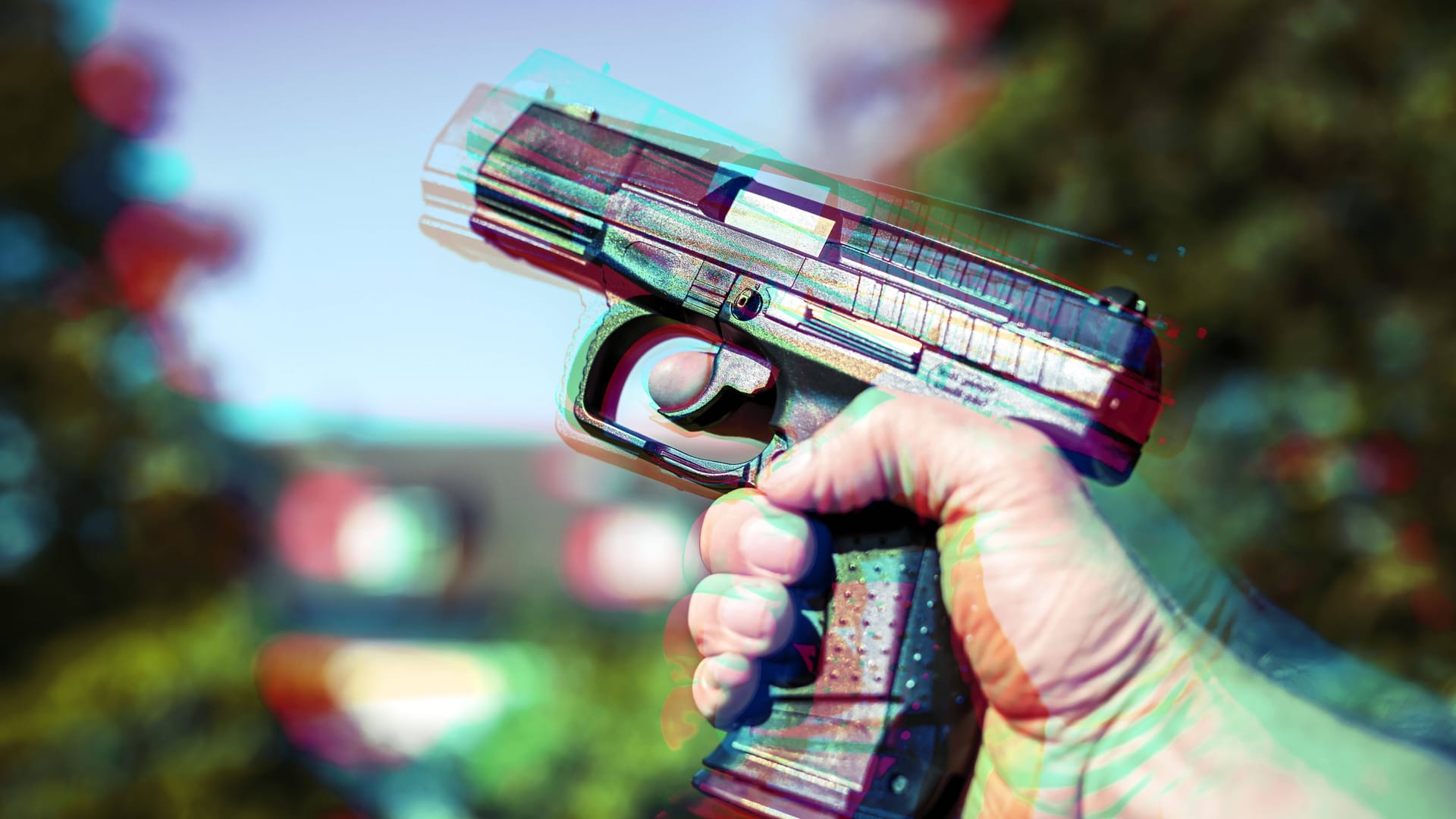 Ein junger Mann hält eine Waffe in der Hand (Symbolbild):