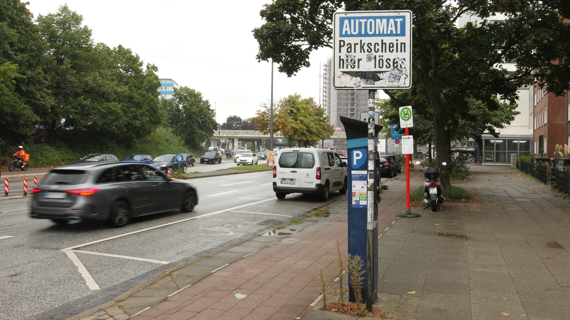 Parken in Hamburg-Uhlenhorst (Symbolbild): Anwohner können einen Bewohnerparkausweis beantragen.