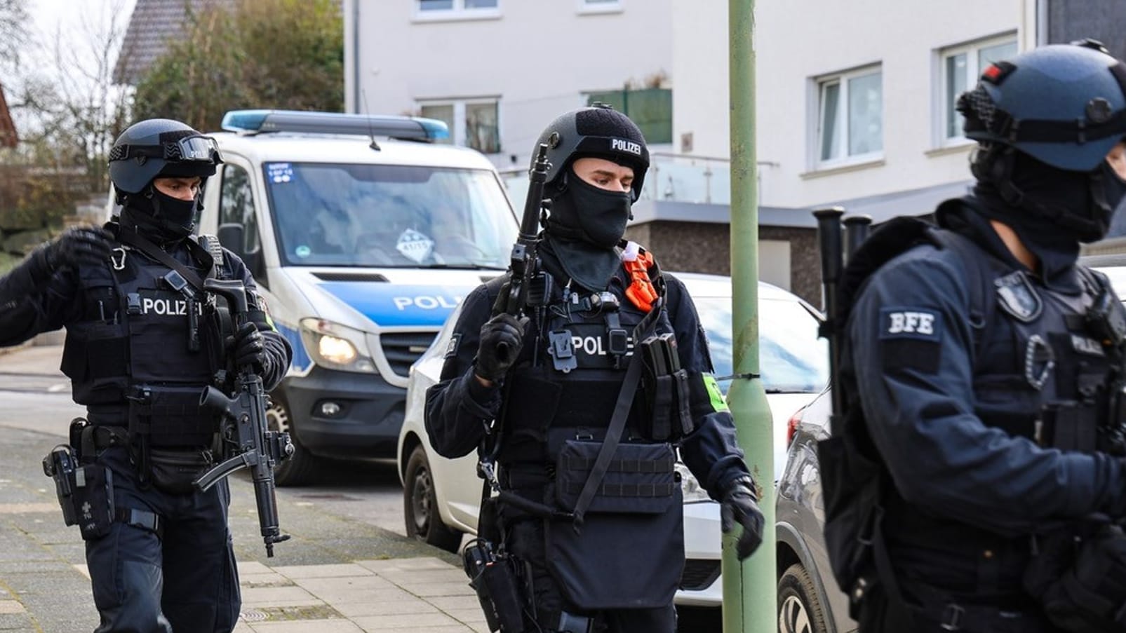 Einsatzkräfte stehen vor einer Schule. Nach Hinweisen auf eine mögliche Gefahr für eine Schülerin suchte die Polizei in Hagen einen Jugendlichen. Jetzt wurde er festgenommen.