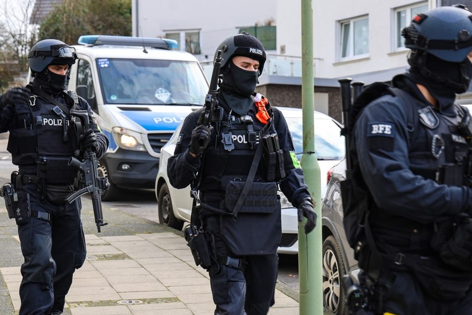 Einsatzkräfte stehen vor einer Schule. Nach Hinweisen auf eine mögliche Gefahr für eine Schülerin suchte die Polizei in Hagen einen Jugendlichen. Jetzt wurde er festgenommen.