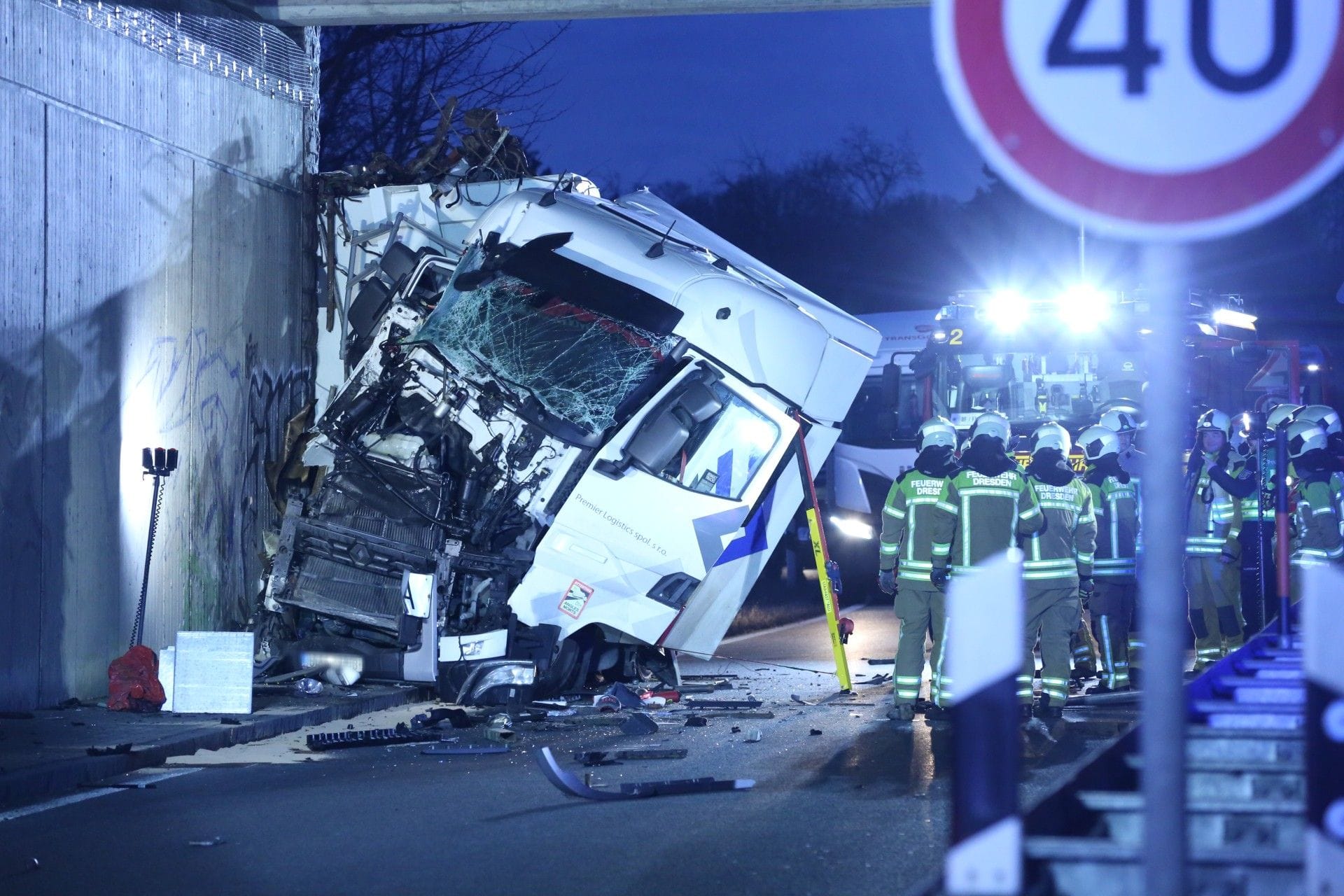 Die Unfallstelle am frühen Morgen: Der Fahrer kam leichtverletzt in ein Krankenhaus.