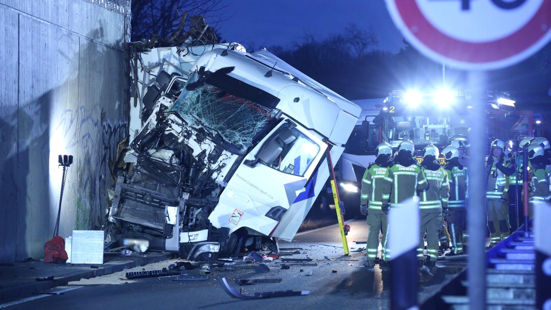 Die Unfallstelle am frühen Morgen: Der Fahrer kam leichtverletzt in ein Krankenhaus.