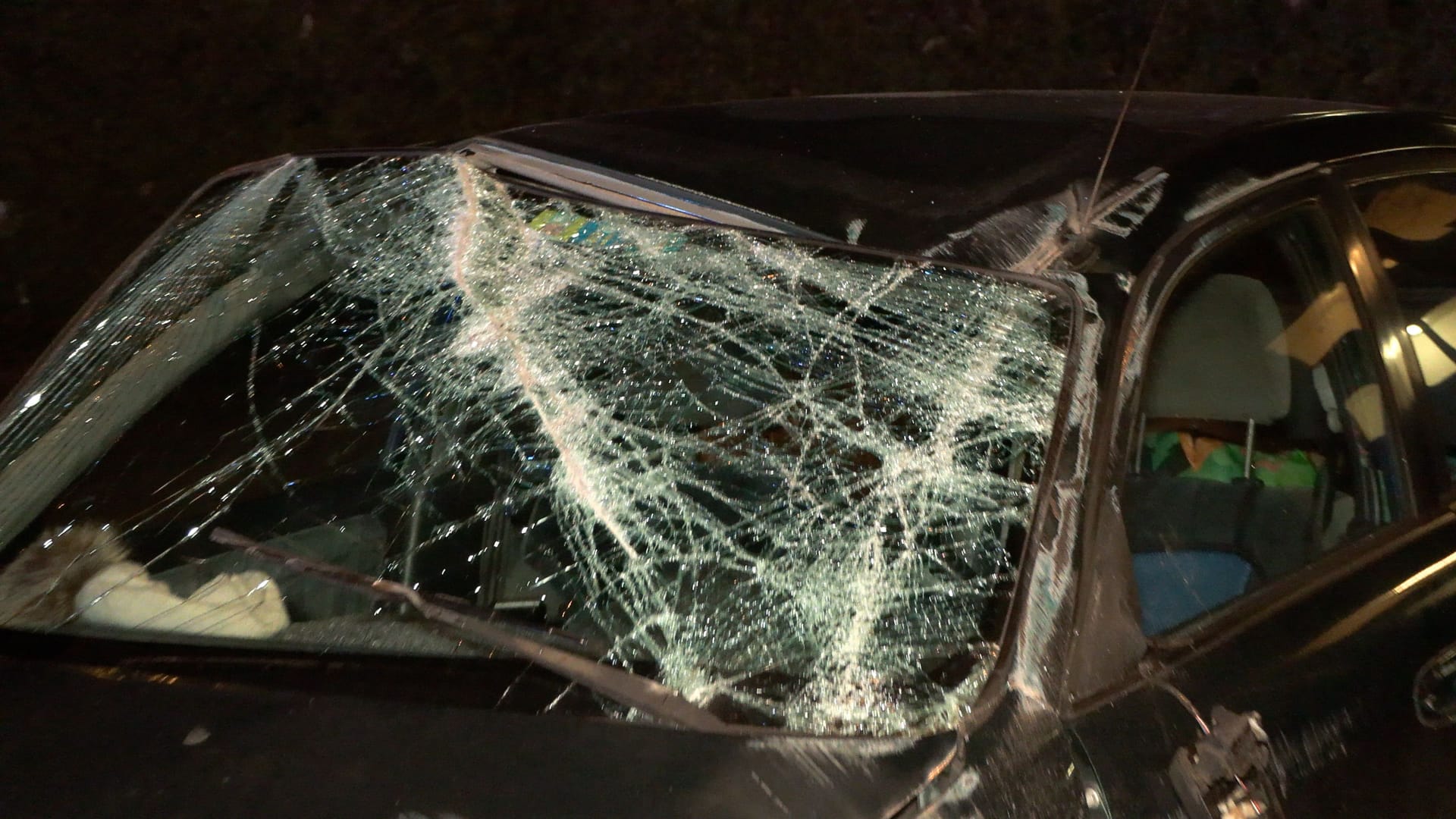 Bei einem schweren Verkehrsunfall wurden am Sonntagabend in Hamburg zwei Personen schwerverletzt.