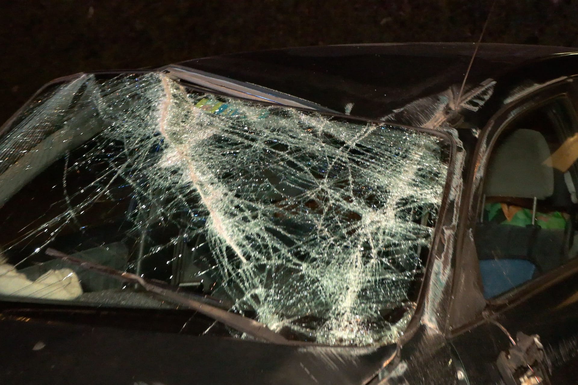 Bei einem schweren Verkehrsunfall wurden am Sonntagabend in Hamburg zwei Personen schwerverletzt.