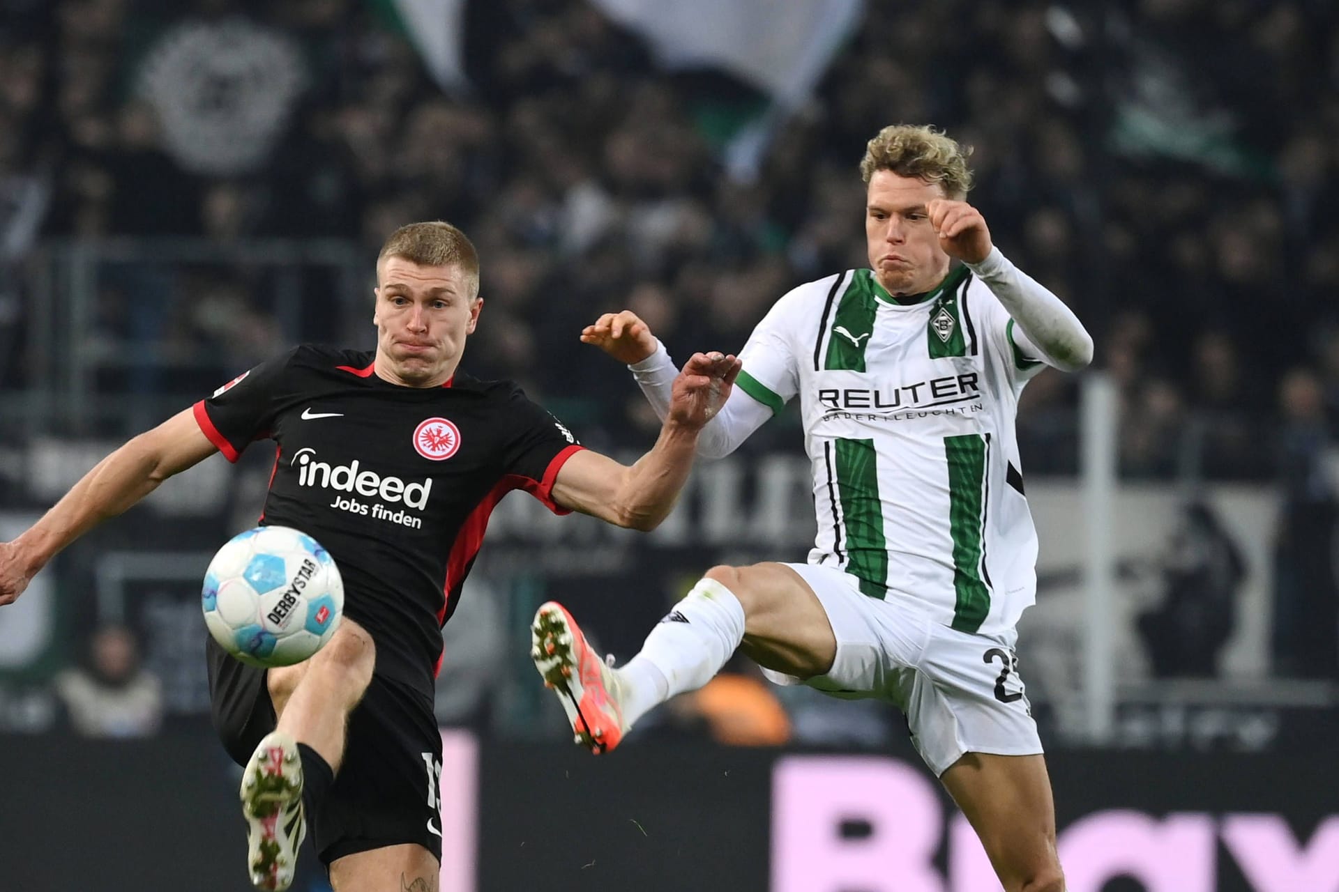 Rasmus Kristensen (links) gegen Robin Hack: In einem umkämpften Spiel trennten sich Gladbach und Frankfurt unentschieden.