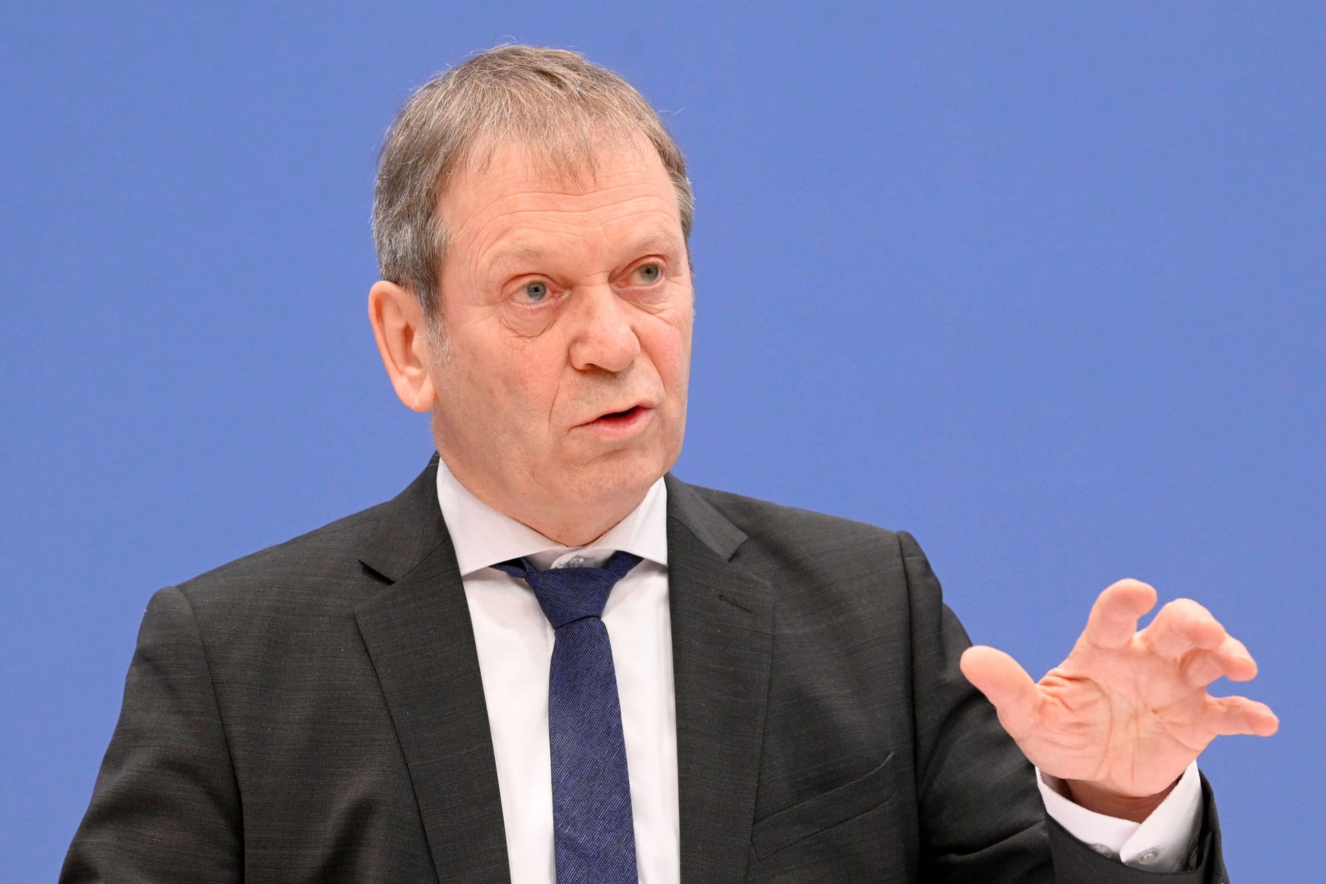 Hans-Martin Henning bei der Bundespressekonferenz: Der Expertenrat sieht Handlungsbedarf bei der Klimapolitik der Bundesregierung.