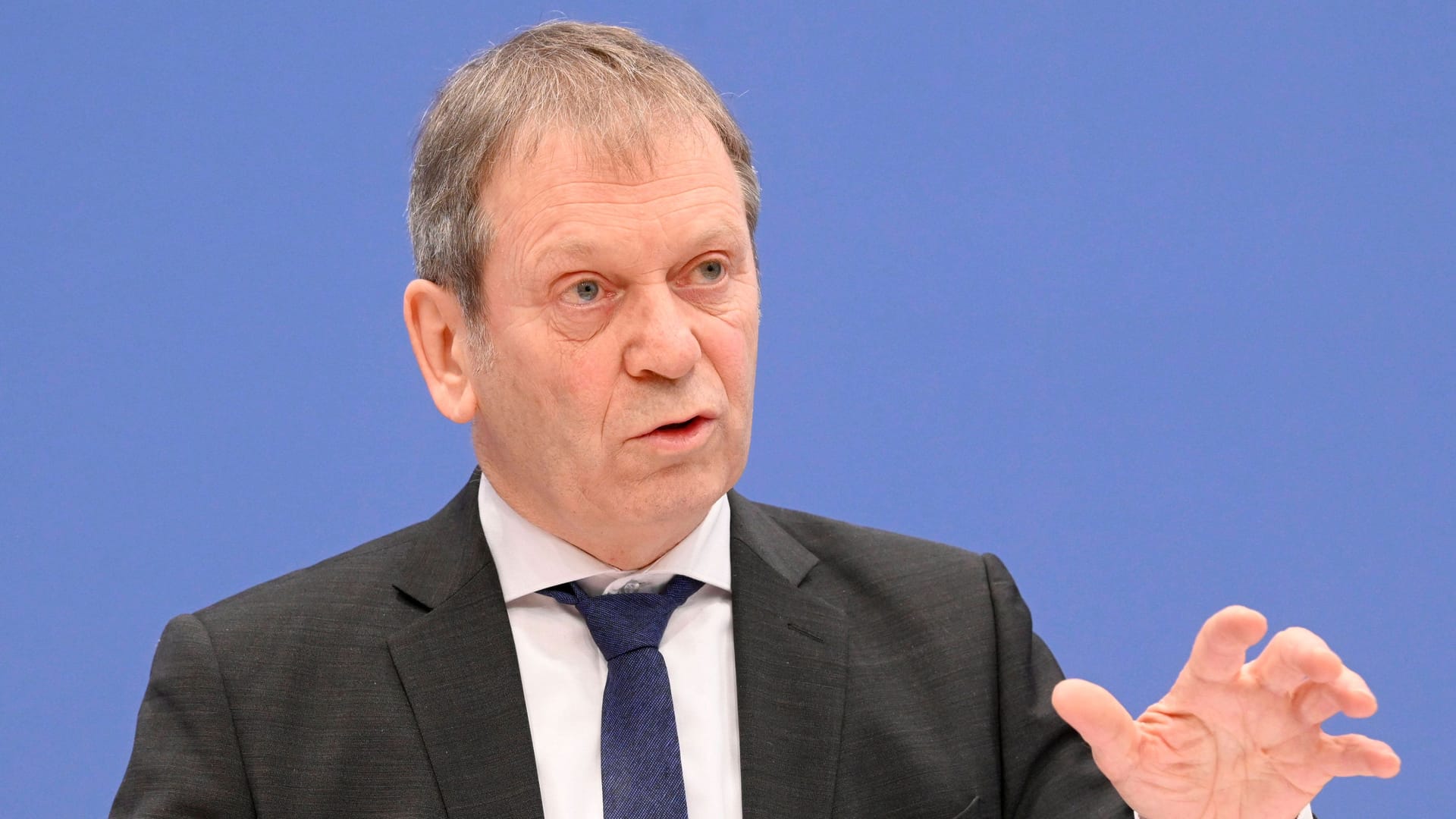 Hans-Martin Henning bei der Bundespressekonferenz: Der Expertenrat sieht Handlungsbedarf bei der Klimapolitik der Bundesregierung.