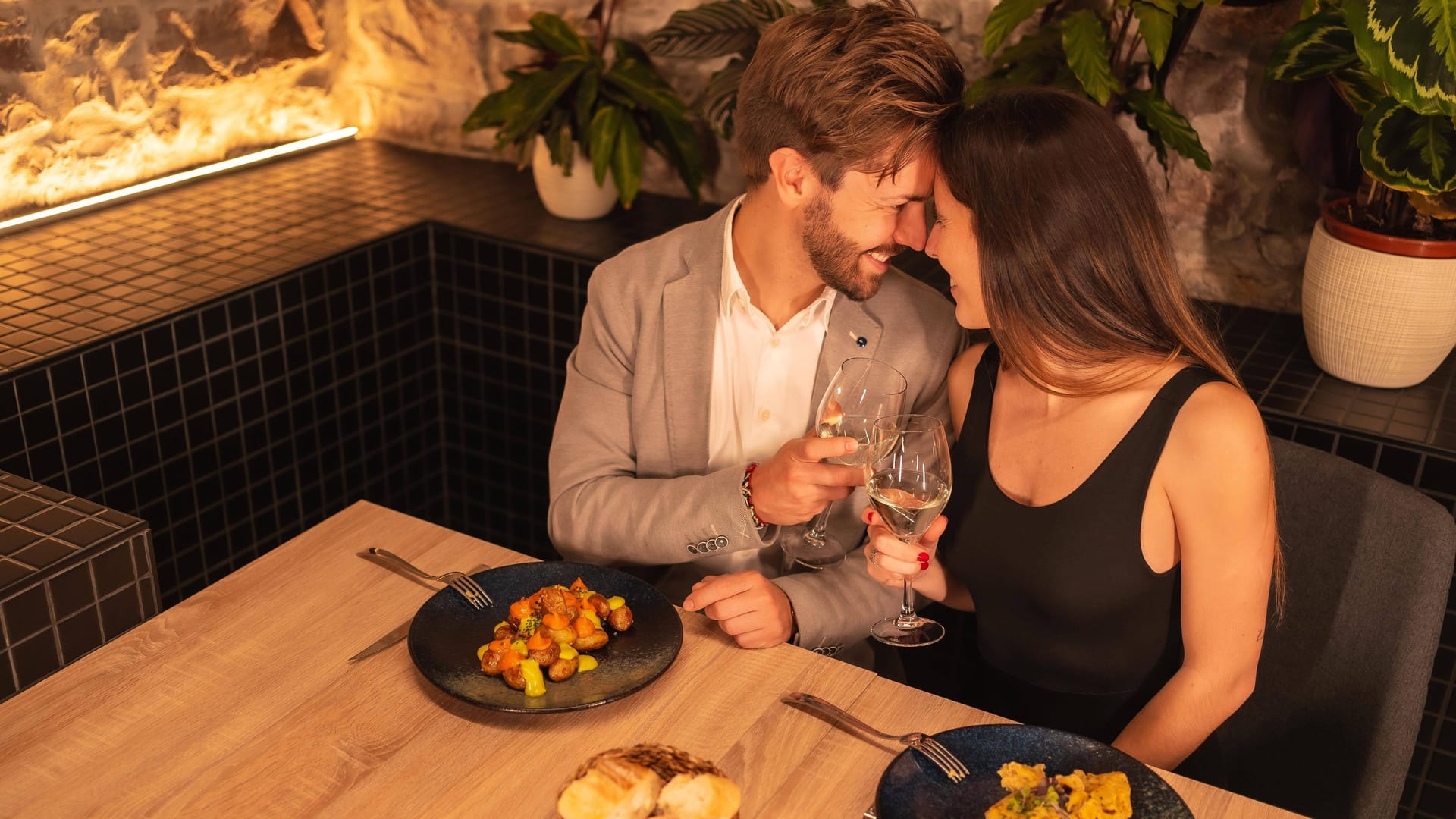 Romantisches Abendessen (Symbolbild): Ein Bremer Restaurant wird für Valentinstag empfohlen.