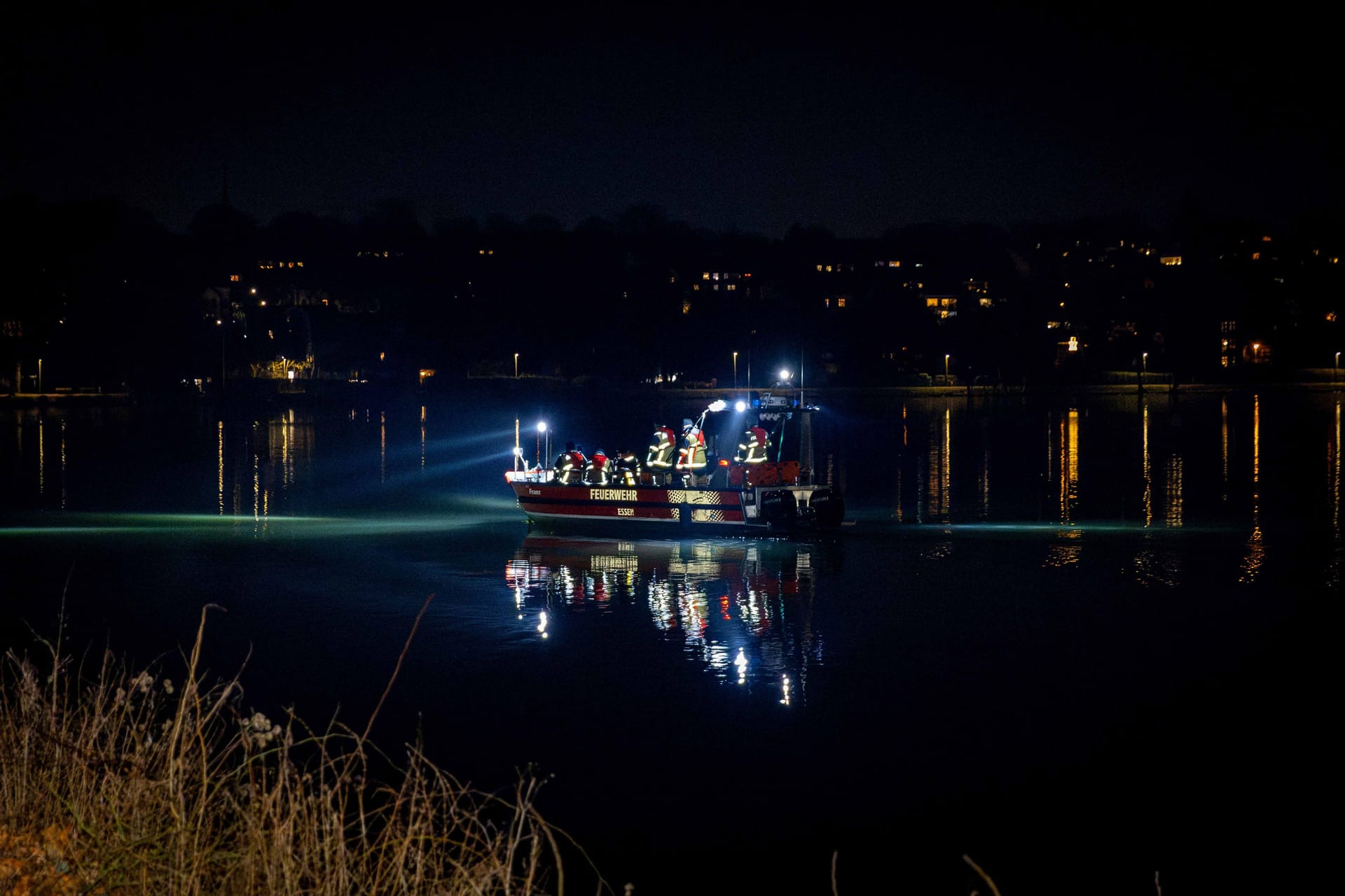 Mit Rettungsboten suchte die Polizei auf dem Baldeneysee nach der Vermissten: Am Mittwoch wurde der Tod der 52-Jährigen vermeldet.