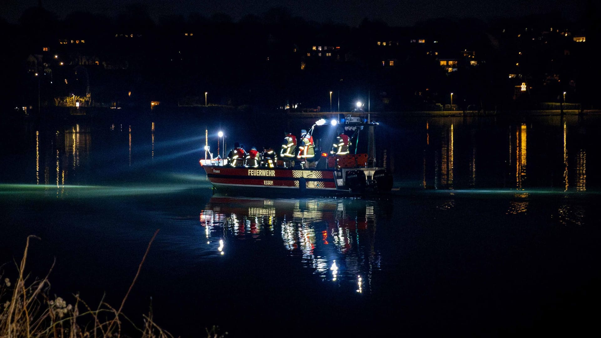 Mit Rettungsboten suchte die Polizei auf dem Baldeneysee nach der Vermissten: Am Mittwoch wurde der Tod der 52-Jährigen vermeldet.