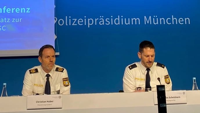 Der Polizeivizepräsident Christian Huber (links) wirkt gelassen bei der Pressekonferenz am Mittwoch vor der Münchner Sicherheitskonferenz.