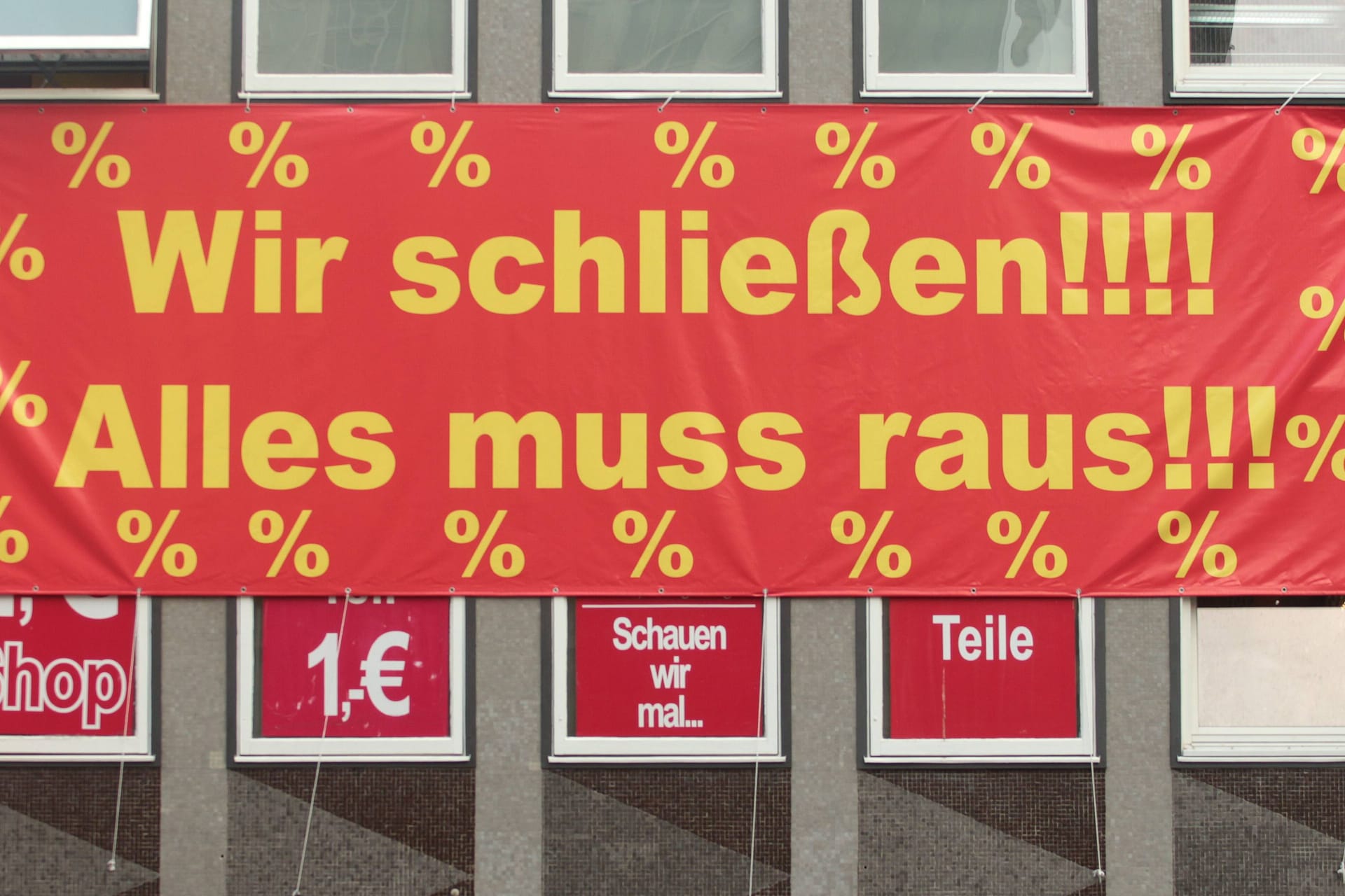 "Alles muss raus" Plakat (Symbolbild): Im Vergleich zum Vorjahreszeitraum stieg die Zahl der Firmenpleiten um über 14 Prozent.