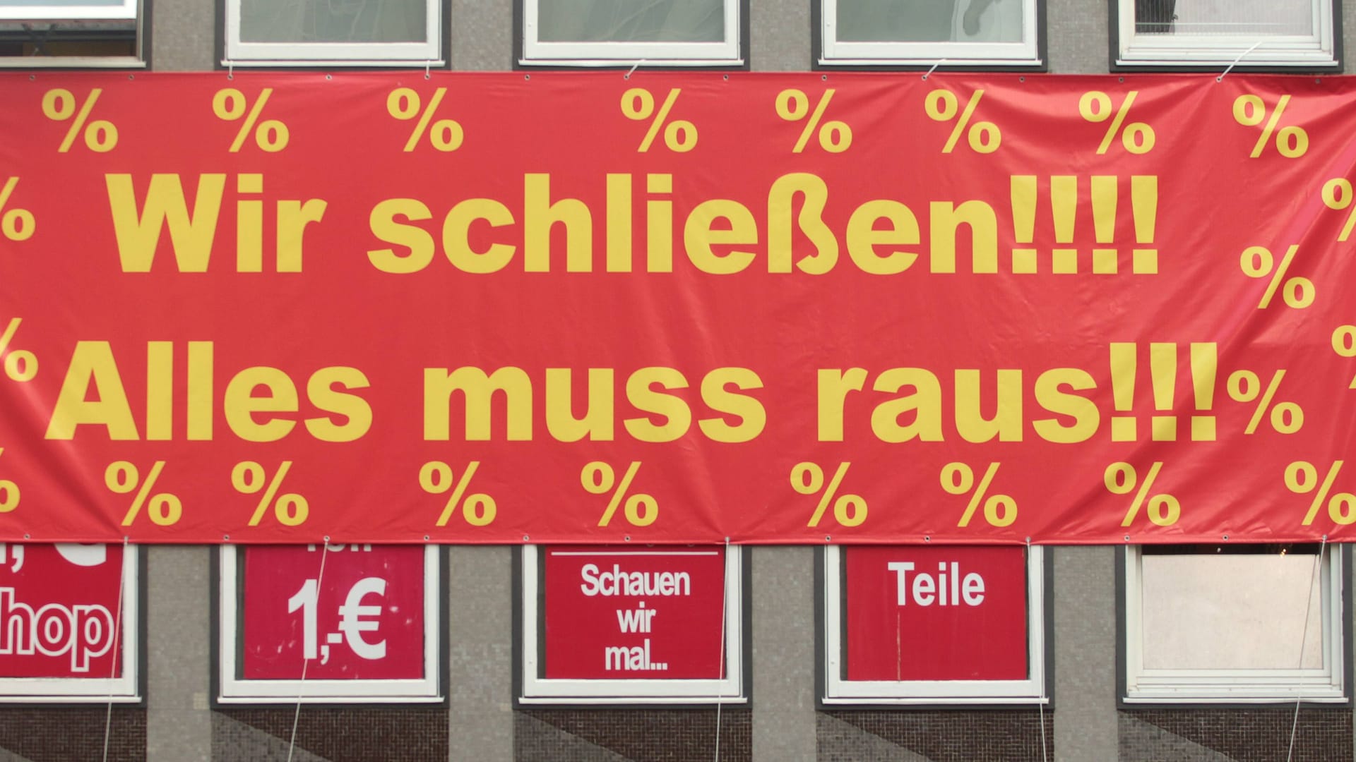 "Alles muss raus" Plakat (Symbolbild): Im Vergleich zum Vorjahreszeitraum stieg die Zahl der Firmenpleiten um über 14 Prozent.