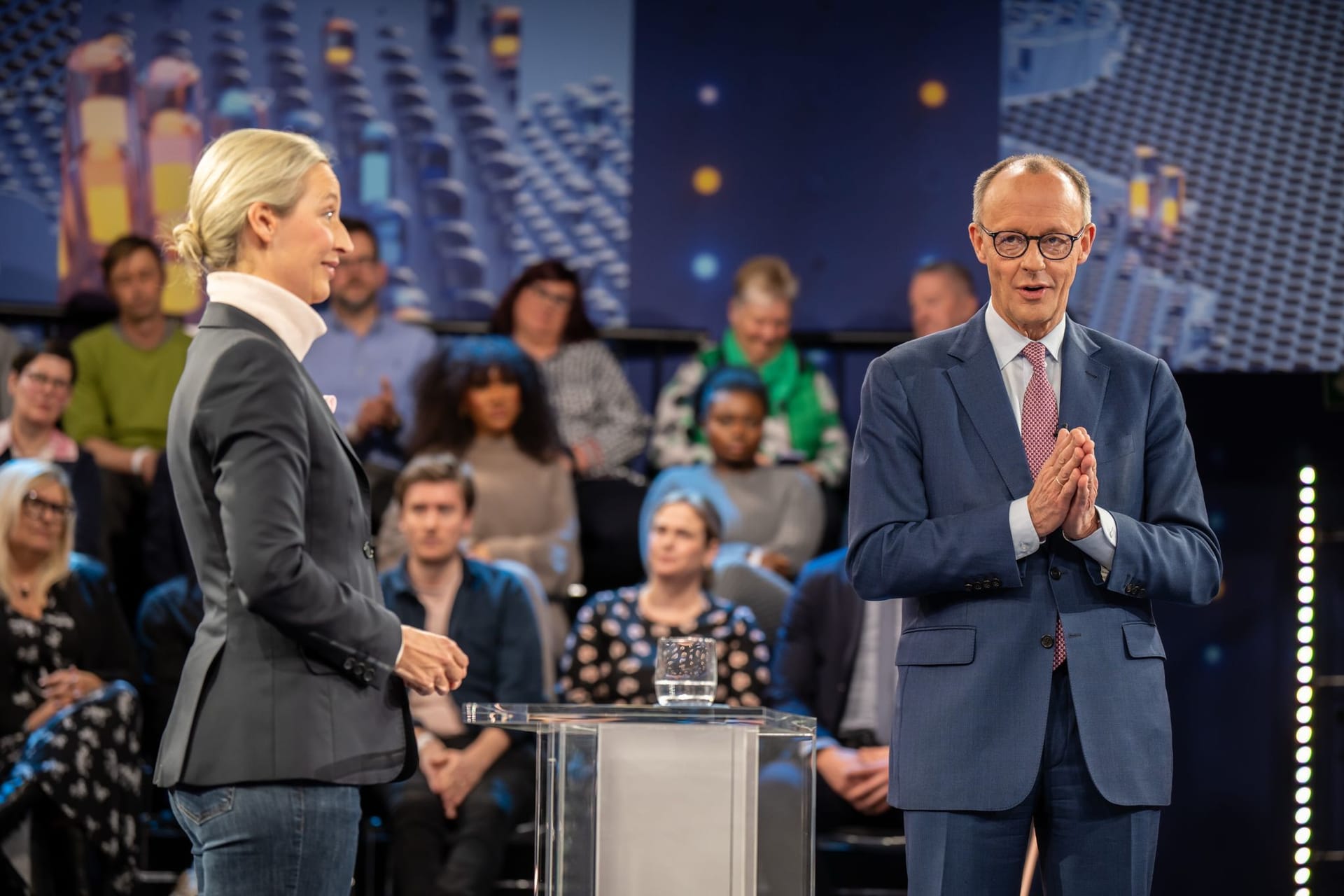 Berlin: Friedrich Merz (r), Kanzlerkandidat und Vorsitzender der CDU, neben Alice Weidel, Kanzlerkandidatin der AfD, in der ZDF-Sendung "Klartext": Bürger konnten den Spitzenkandidaten viele Fragen stellen.