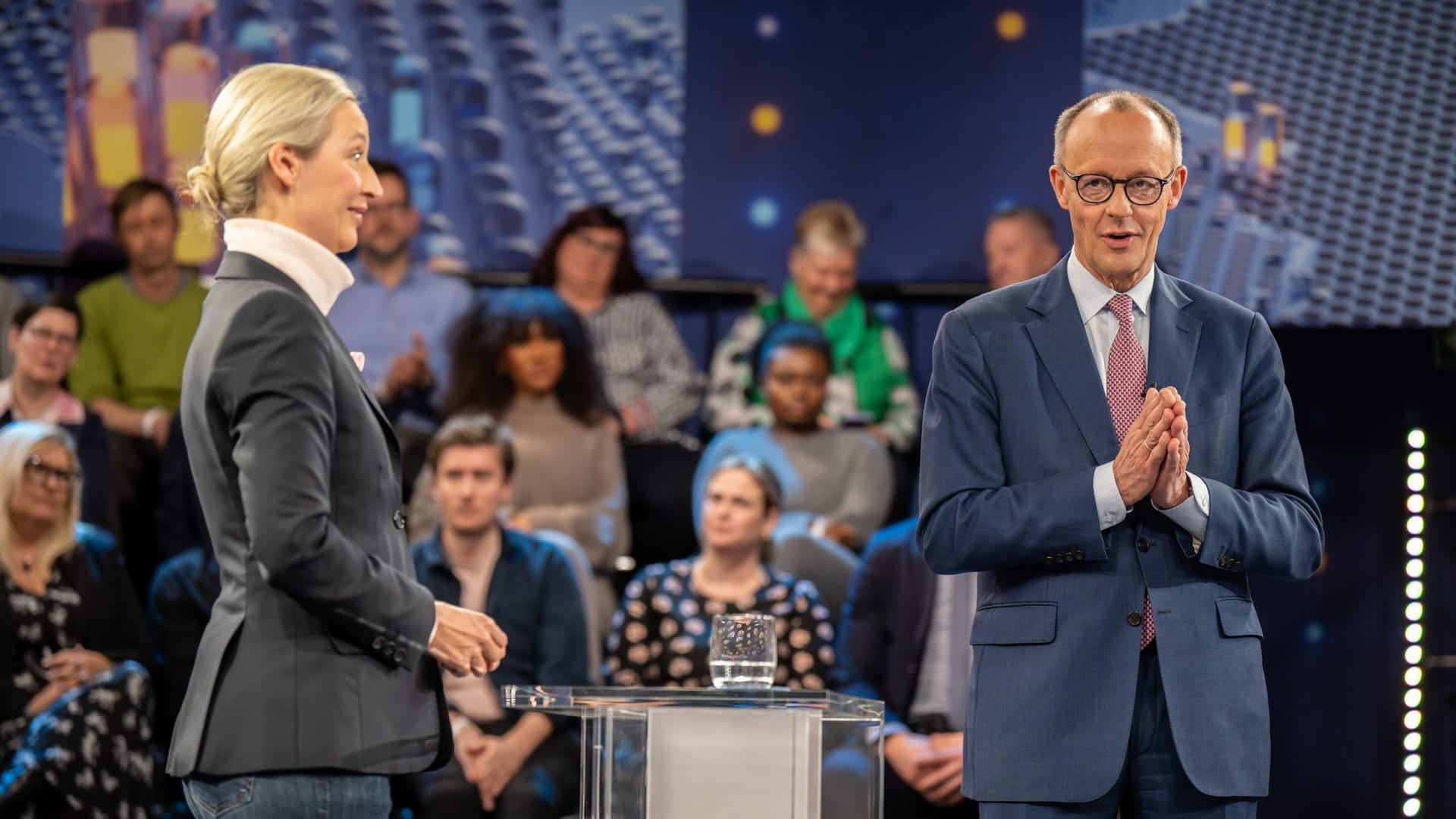 Berlin: Friedrich Merz (r), Kanzlerkandidat und Vorsitzender der CDU, neben Alice Weidel, Kanzlerkandidatin der AfD, in der ZDF-Sendung "Klartext": Bürger konnten den Spitzenkandidaten viele Fragen stellen.