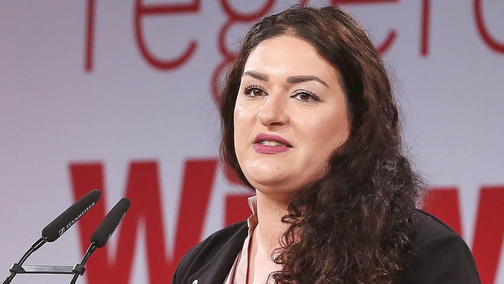 Cansu Özdemir, Spitzenkandidatin der Linken für die Bürgerschaftswahl: Die 36-Jährige hat völlig überraschend ein Mandat für den Bundestag gewonnen.