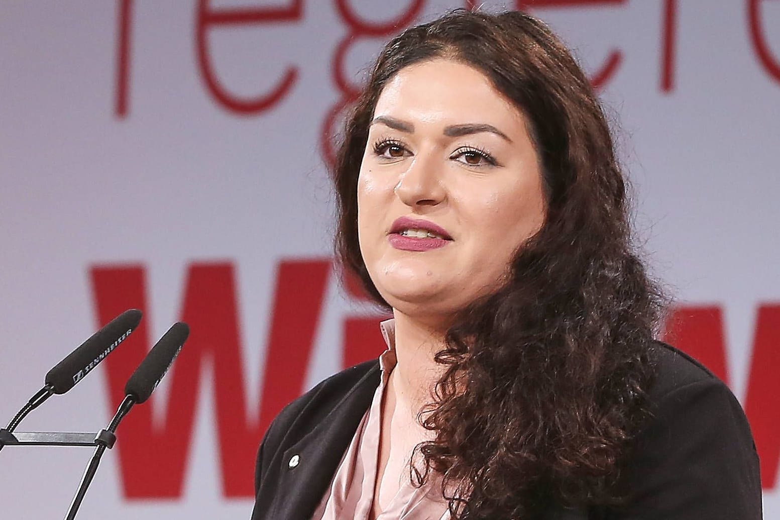 Cansu Özdemir, Spitzenkandidatin der Linken für die Bürgerschaftswahl: Die 36-Jährige hat völlig überraschend ein Mandat für den Bundestag gewonnen.