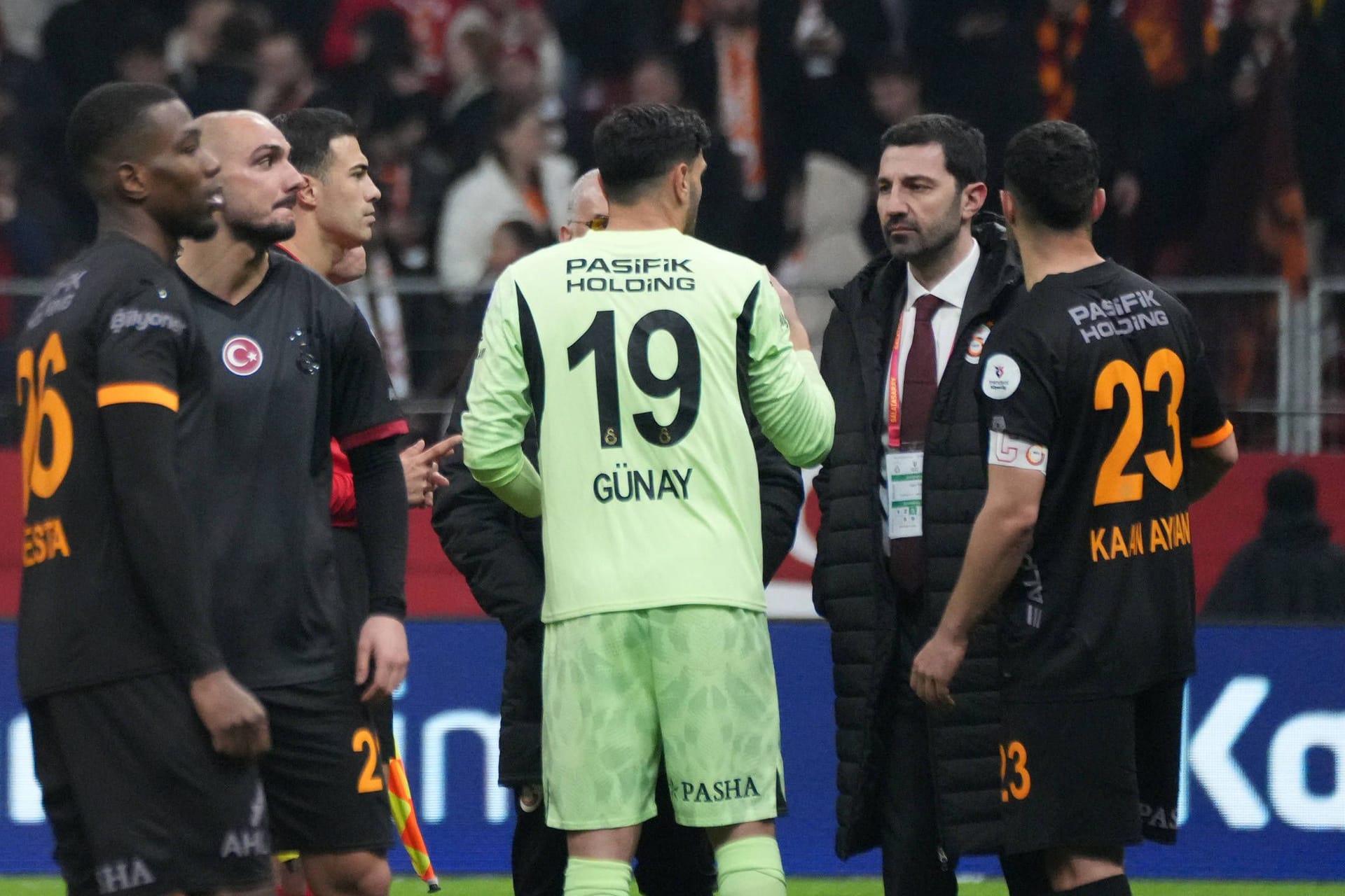 Galatasaray-Spieler sind verwirrt: Ihr Gegner hat einfach den Platz verlassen.