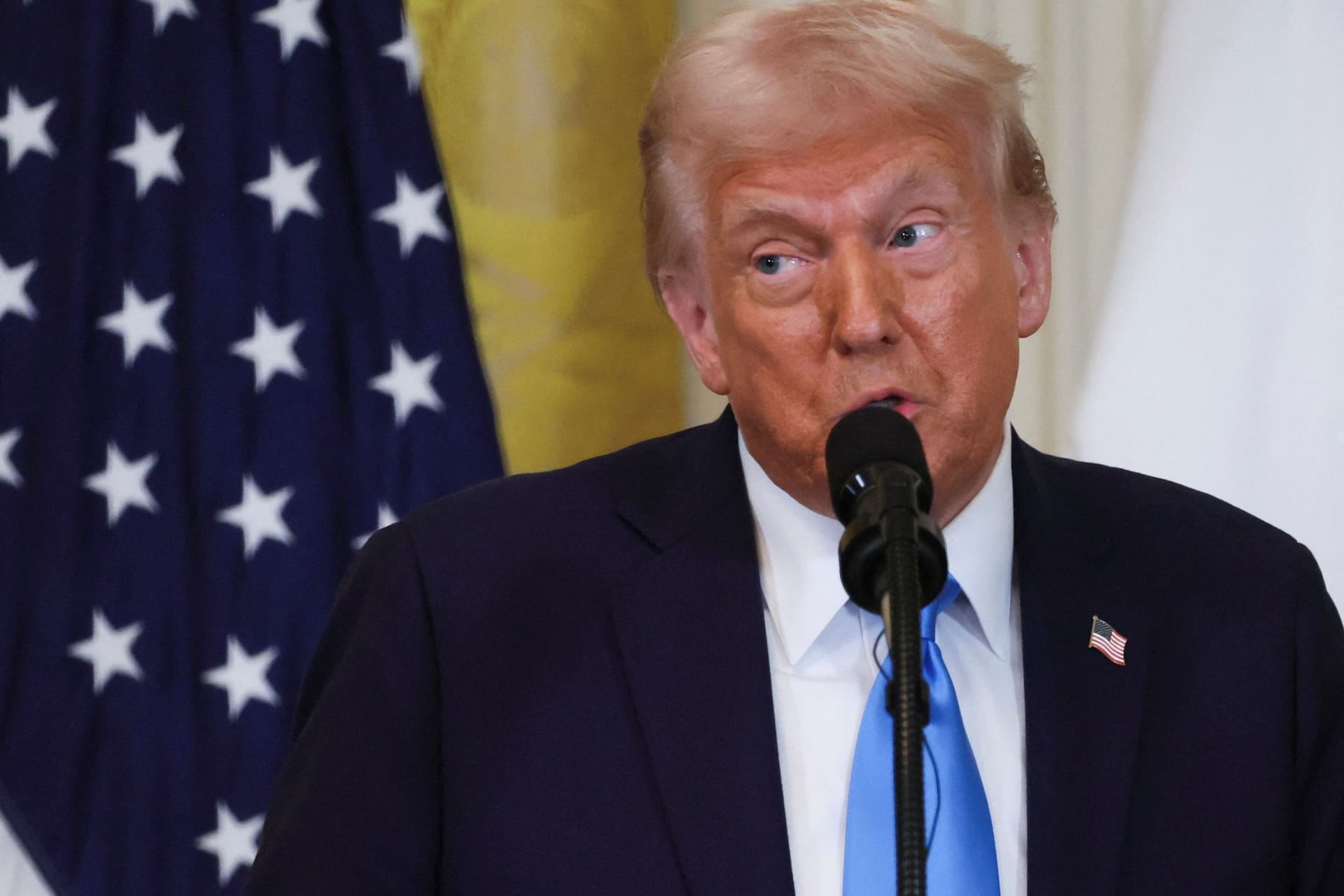 Donald Trump vor Reportern im Weißen Haus. Neben ihm Benjamin Netanjahu (l.).