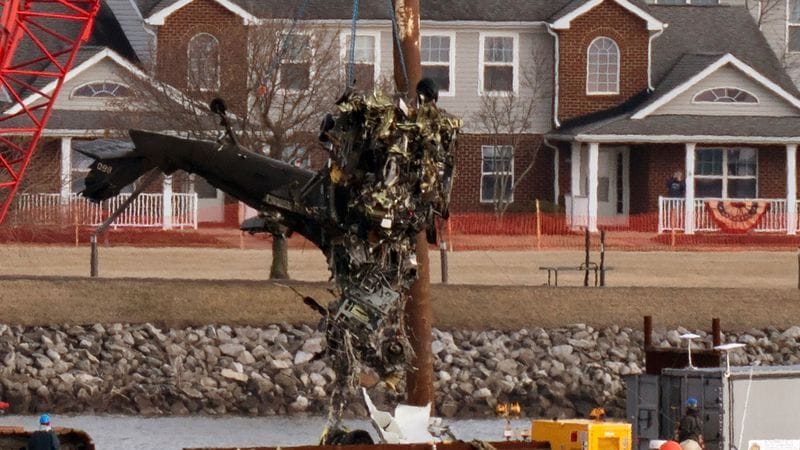 Bergungsmannschaften ziehen ein Teil eines Black-Hawk-Hubschraubers aus dem Potomac River: Noch immer wird über die Ursache des Unglücks gerätselt.