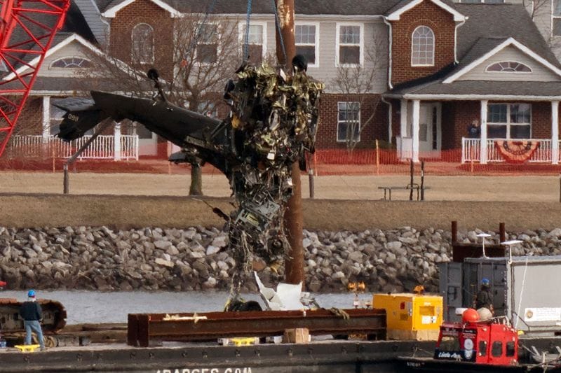 Bergungsmannschaften ziehen ein Teil eines Black-Hawk-Hubschraubers aus dem Potomac River: Noch immer wird über die Ursache des Unglücks gerätselt.