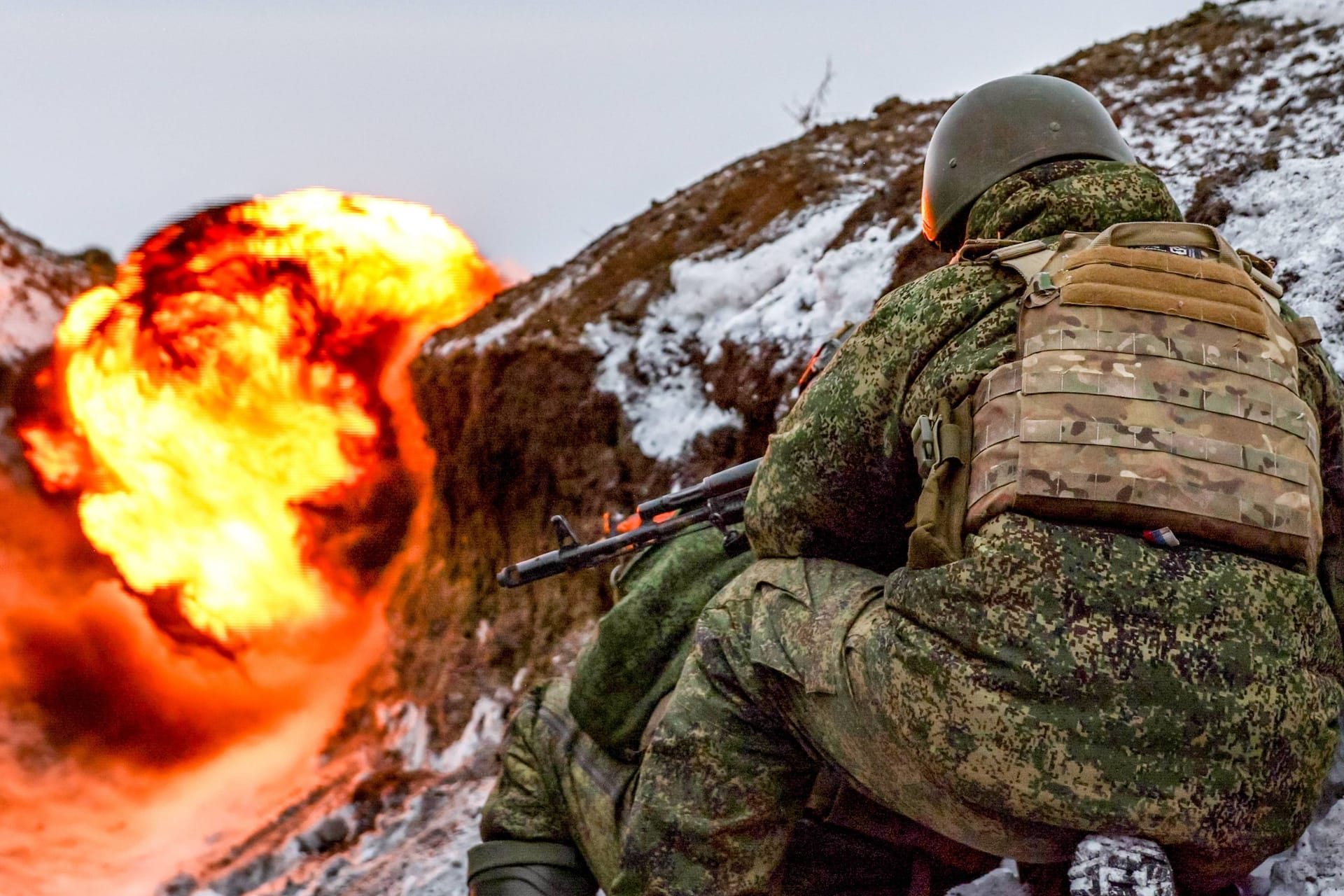 Ein russischer Soldat in der Ostukraine: Bald könnte Russland ein großes Lithium-Vorkommen in der Ukraine erobern.