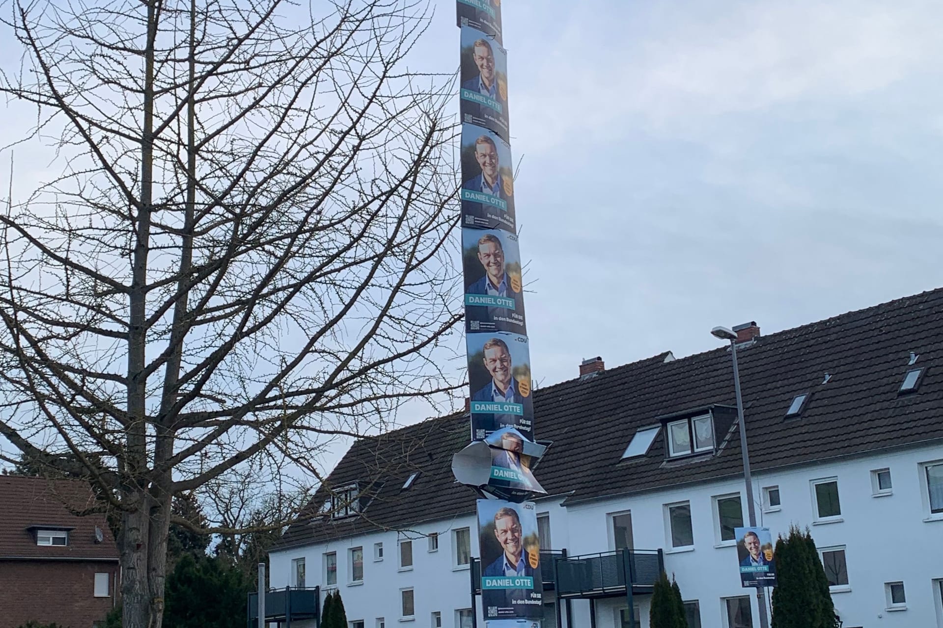 Er hängt hoch: Plakate des CDU-Kandidaten für den Bundestag Daniel Otte in Rodenkirchen.