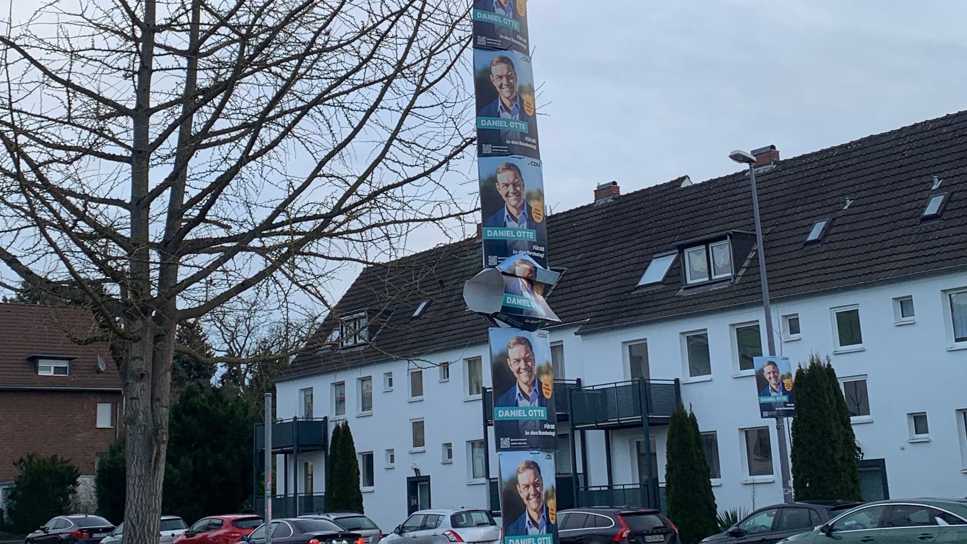 Er hängt hoch: Plakate des CDU-Kandidaten für den Bundestag Daniel Otte in Rodenkirchen.