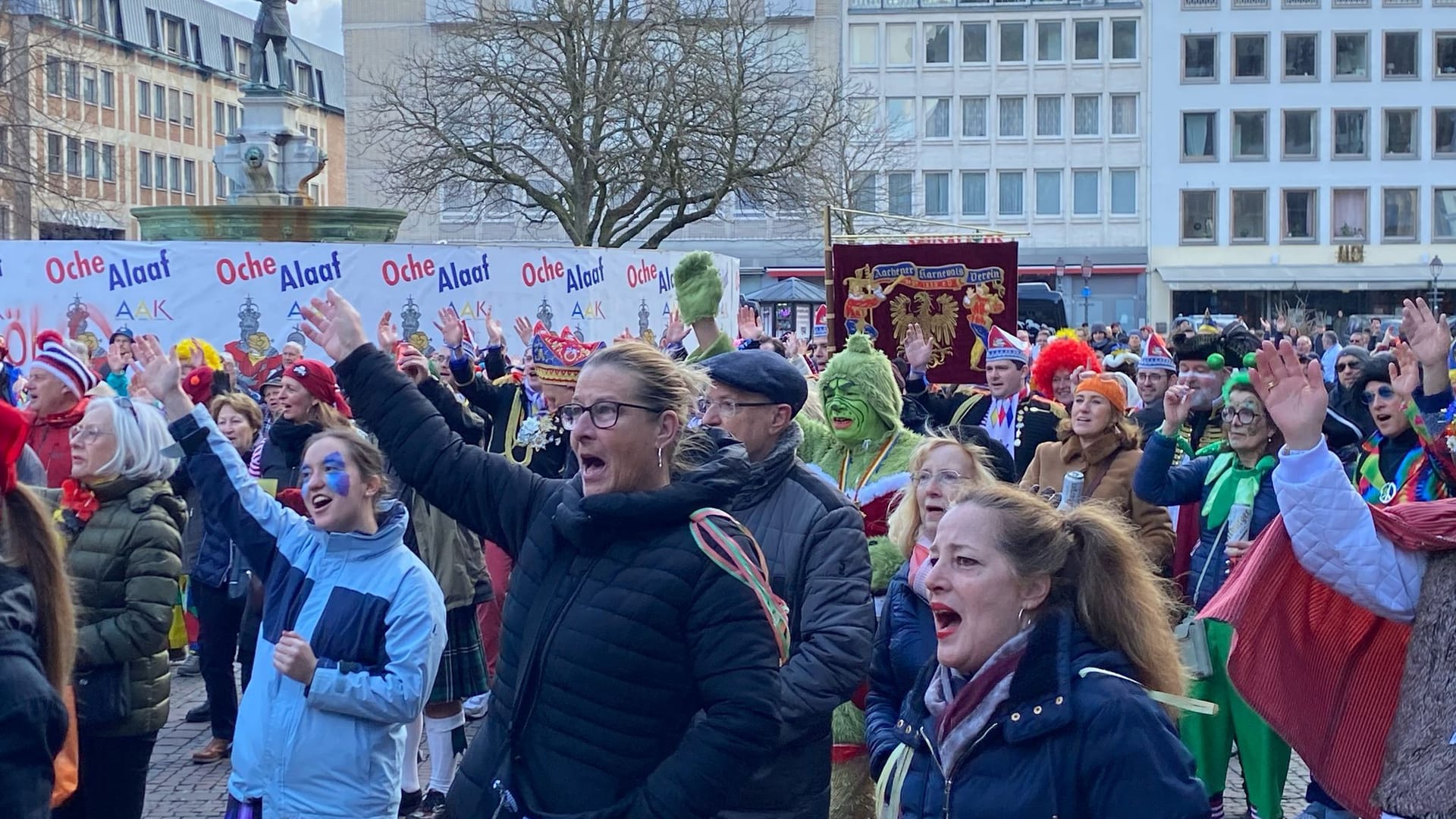 Oche Alaaf: Die Menschen jubeln dem Karnevalsprinzen zu.