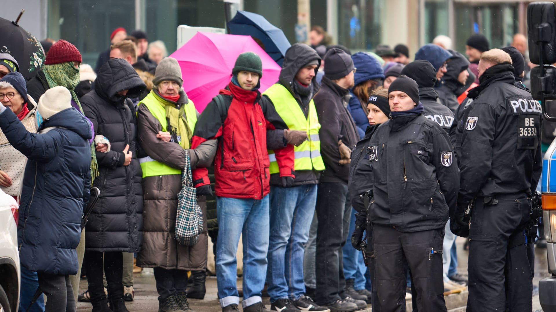 Menschenkette um den Tatort vom Auto-Anschlag in München: Die Polizei sichert mit einem Großaufgebot die Gedenkstelle.