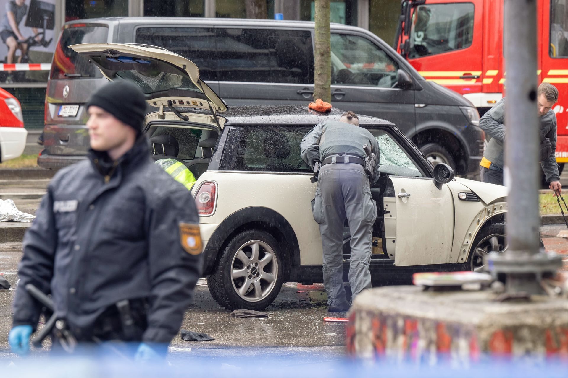 Auto in München in Menschengruppe gefahren