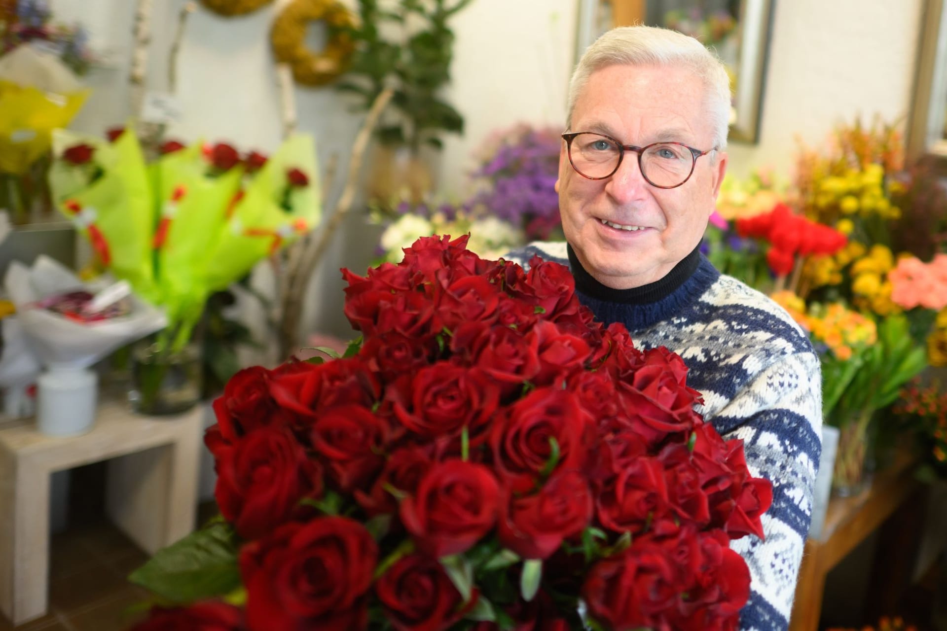 Floriat Bernhard Kahlandt zeigt Rosen in seinem Blumenladen: Der Valentinstag ist für Floristen ein umsatzstarker Tag.