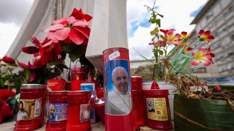 Sorge und Anteilnahme: Kerzen, eine davon mit einem Foto von Papst Franziskus, stehen vor der Poliklinik Agostino Gemelli.