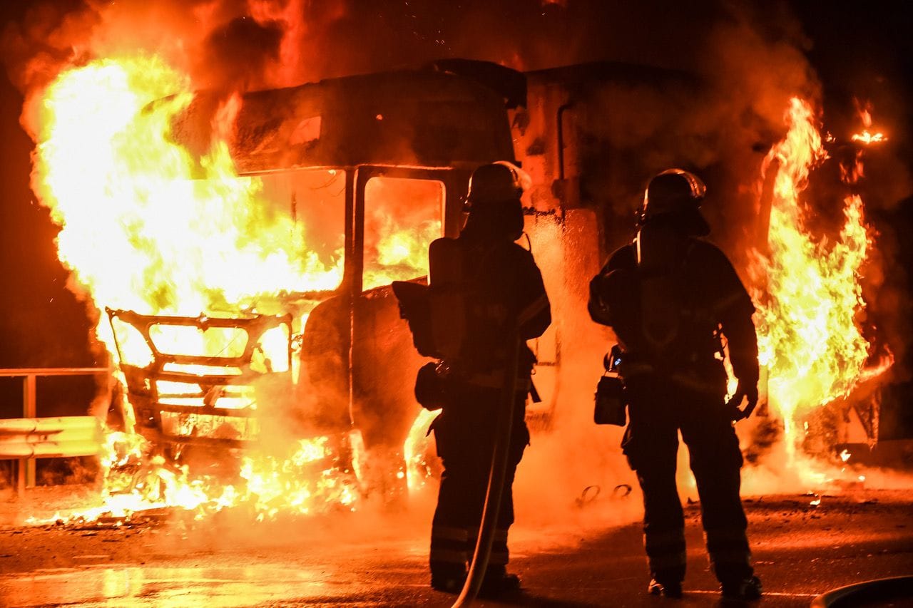 Der gasbetriebene Lastwagen stand innerhalb kürzester Zeit komplett in Flammen.