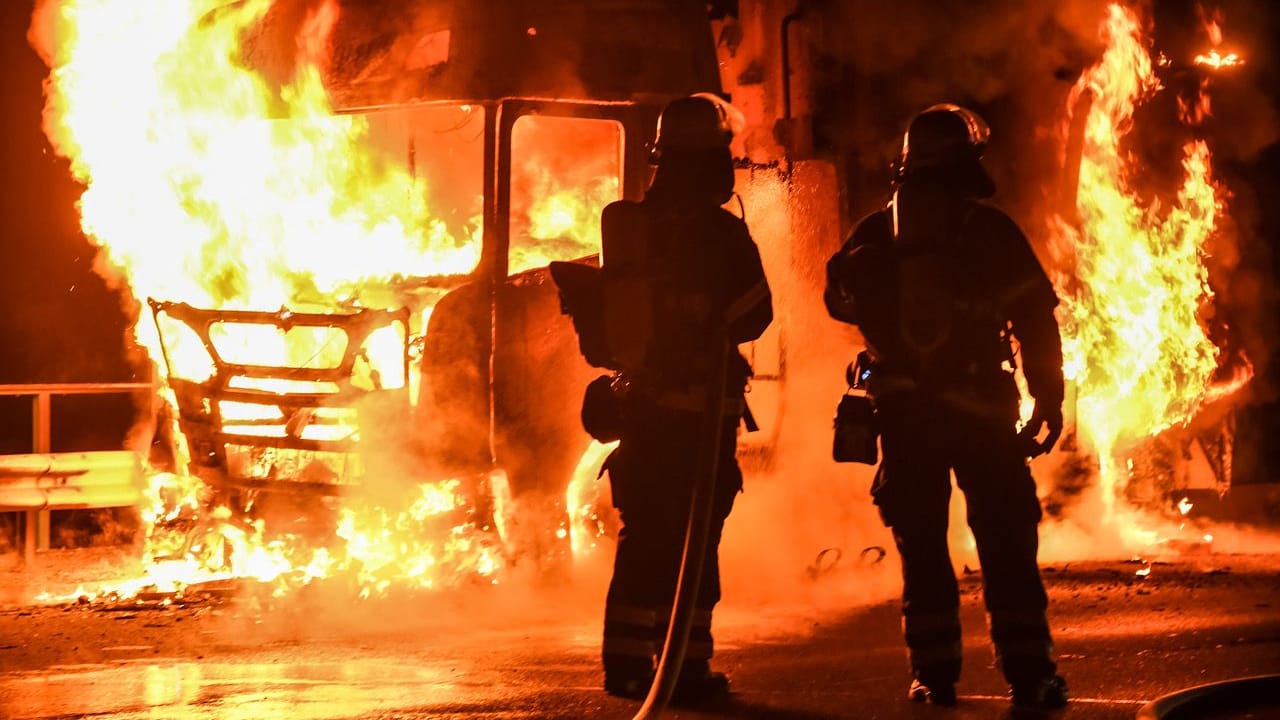 Der gasbetriebene Lastwagen stand innerhalb kürzester Zeit komplett in Flammen.