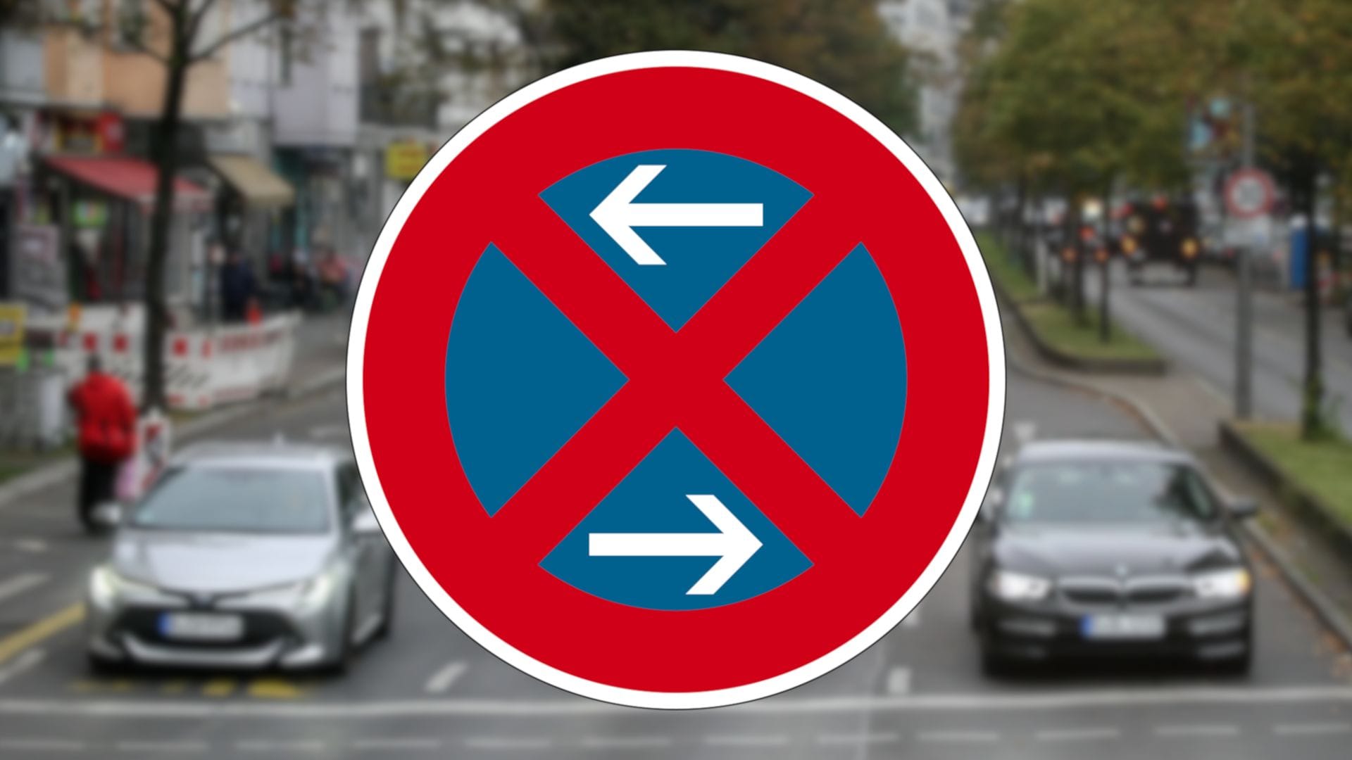 Halteverbot: Pfeile auf dem Schild grenzen seine Gültigkeit ein.