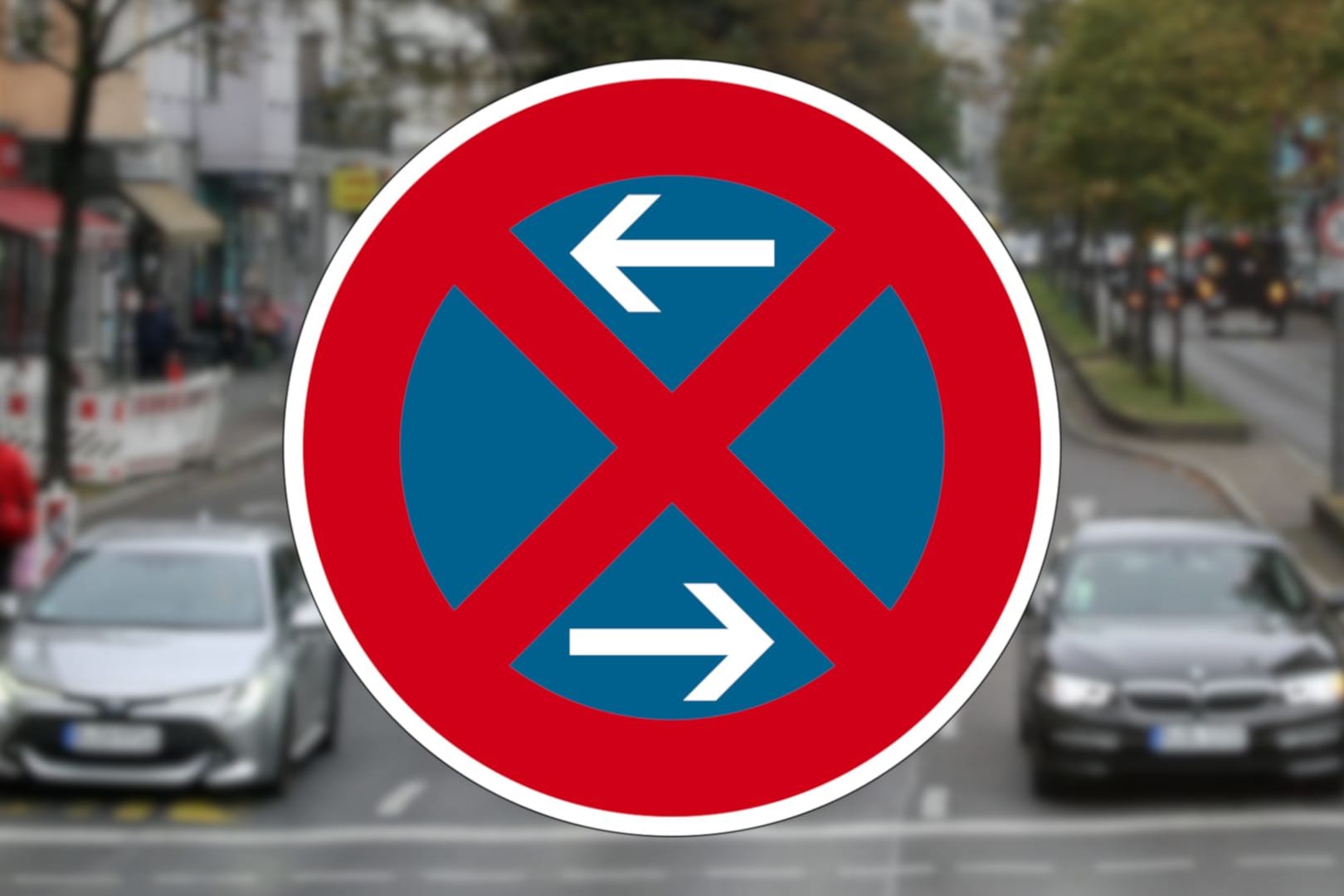 Halteverbot: Pfeile auf dem Schild grenzen seine Gültigkeit ein.