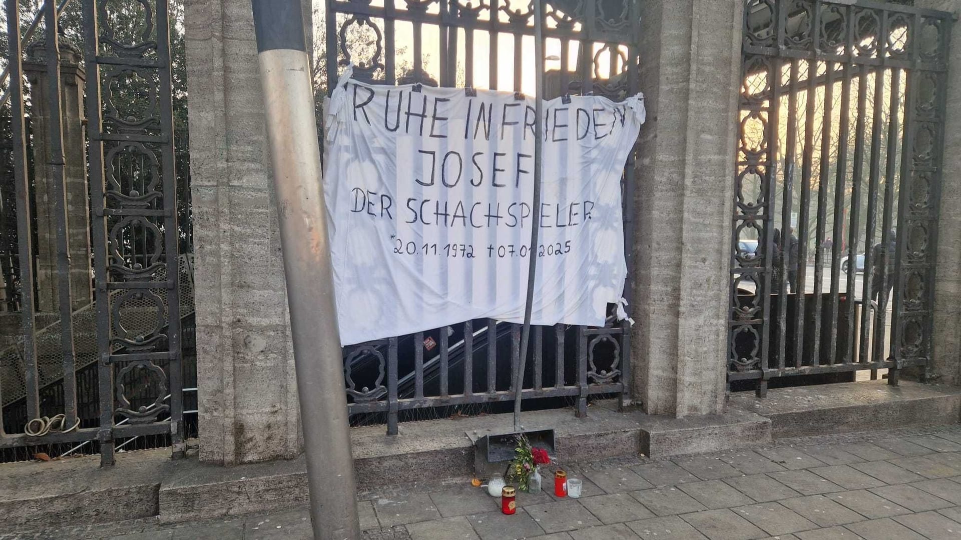 Banner erinnert auf St. Pauli an verstorbenen Obdachlosen.