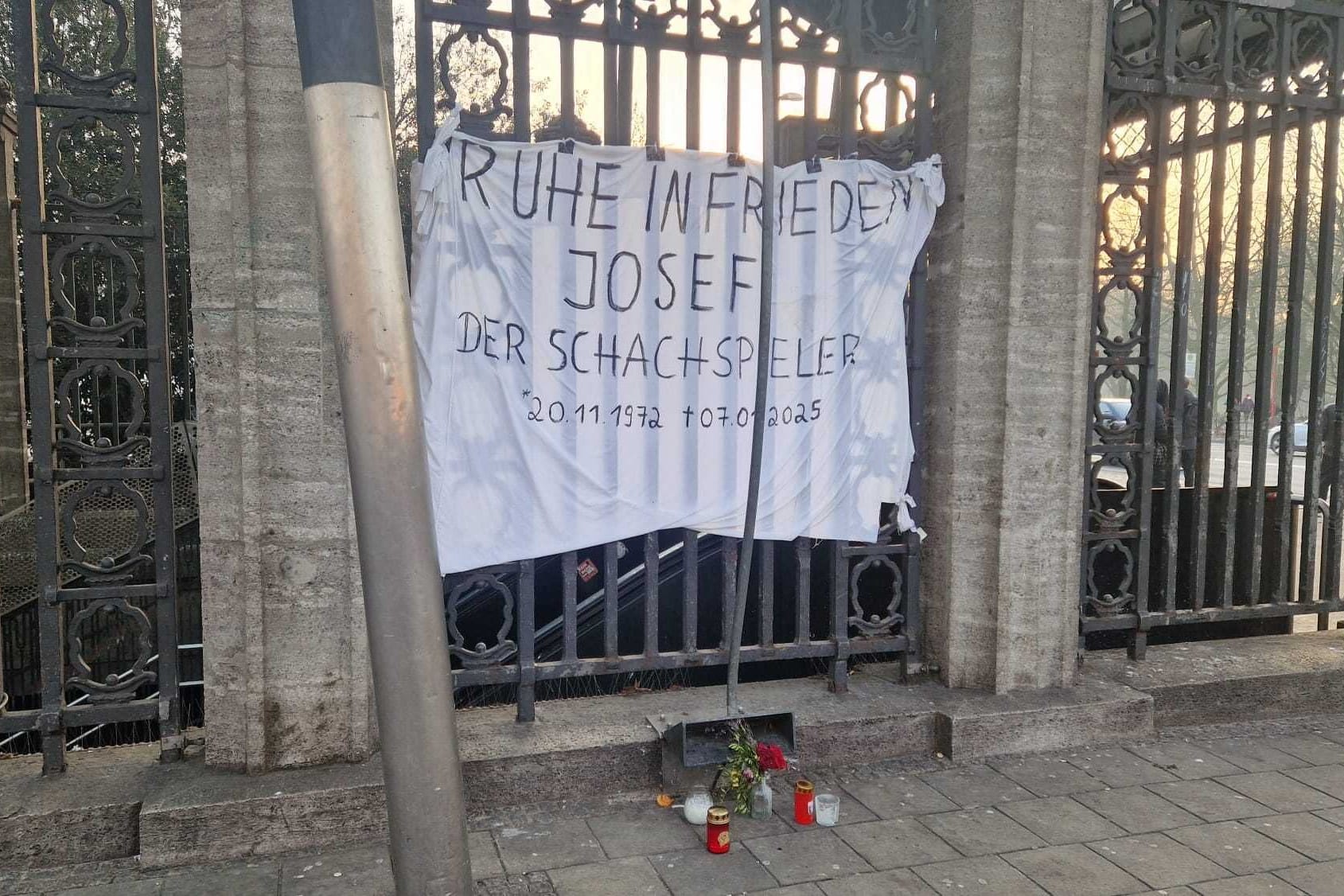 Banner erinnert auf St. Pauli an verstorbenen Obdachlosen.