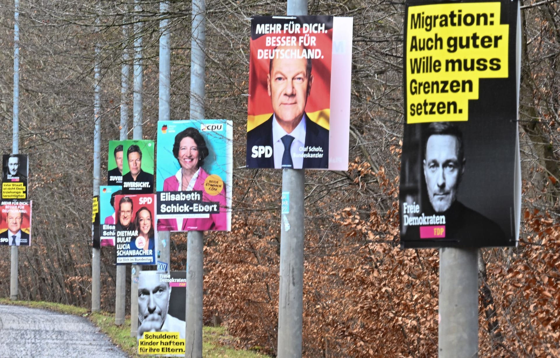 Wahlplakate verschiedener Parteien an einer Straße in Stuttgart: Der Endspurt im Bundestagswahlkampf hat begonnen.