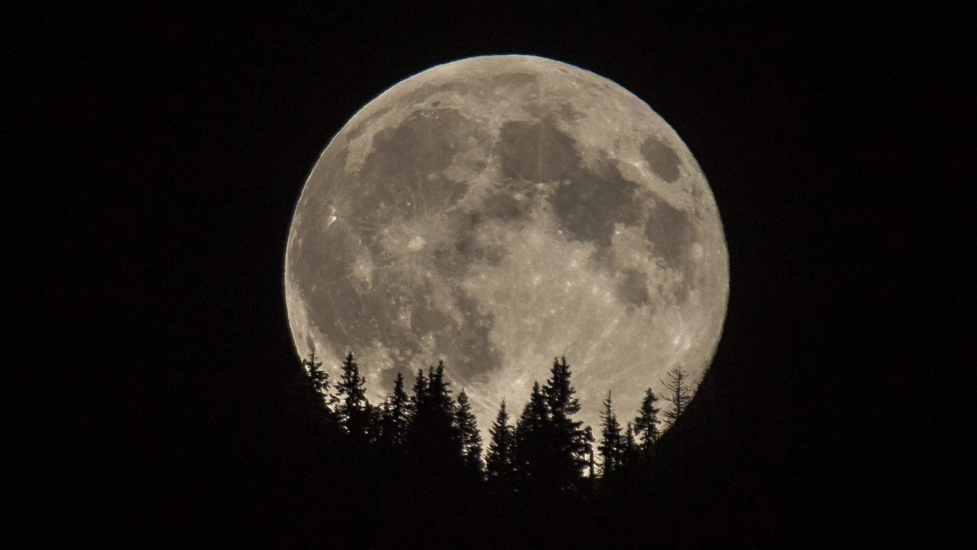 Auch wenn es so scheint – Sonne, Mond und Sterne sind nicht gleich weit entfernt.